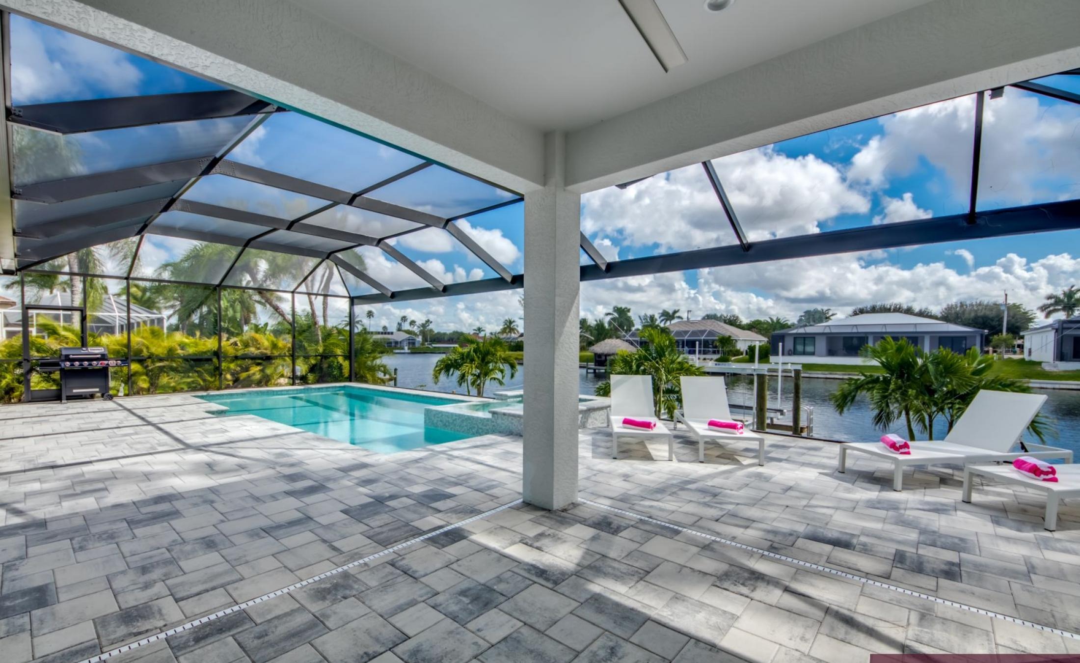 Privater Pool mit Spa und Blick auf den Kanal.