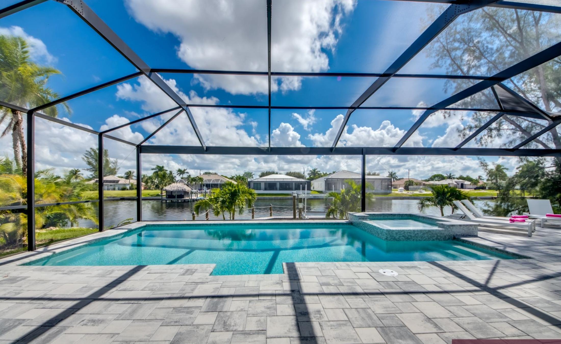 Privater Pool mit Spa am Wasser mit Bootsdock und Bootslift.