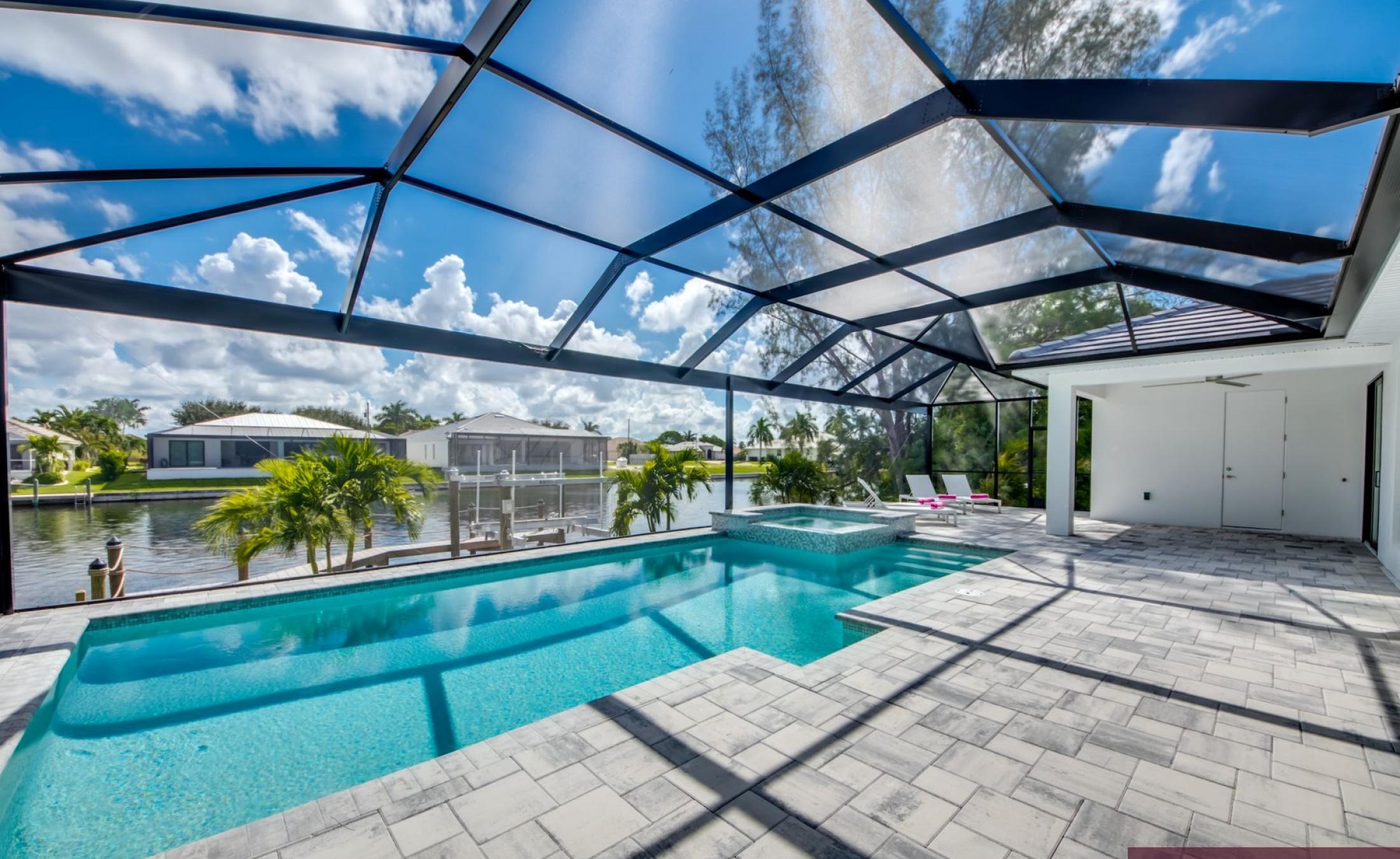 Privater Pool mit Spa am Wasser und Bootsdock mit Lift