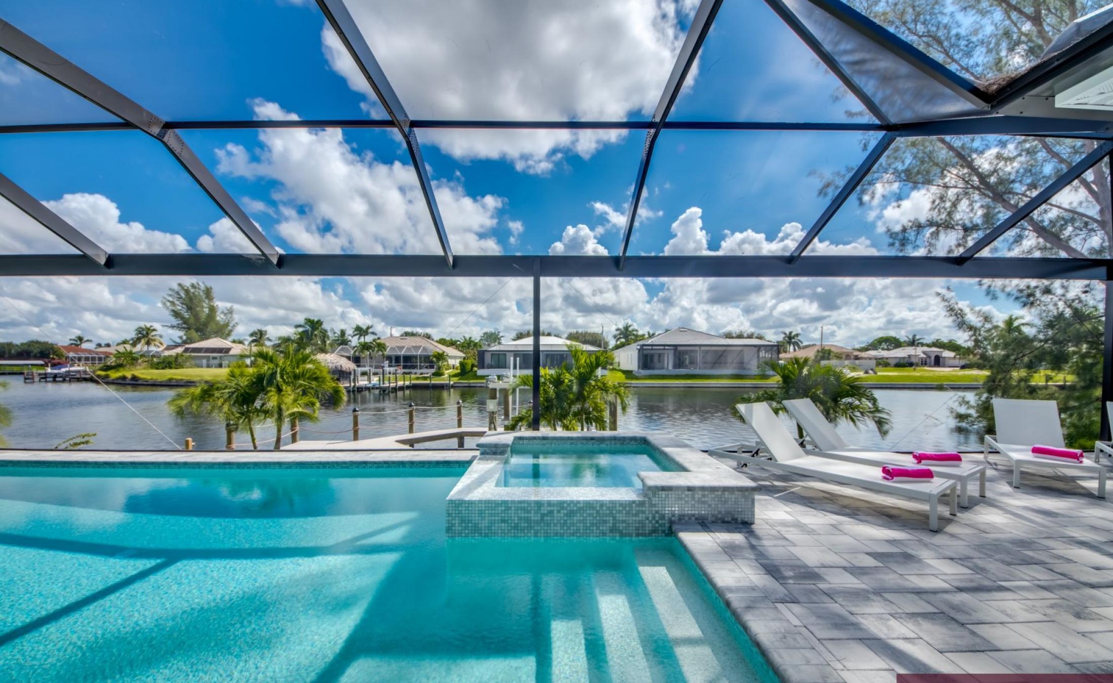 Privater Pool mit Spa am Wasser mit Bootsdock und Bootslift.