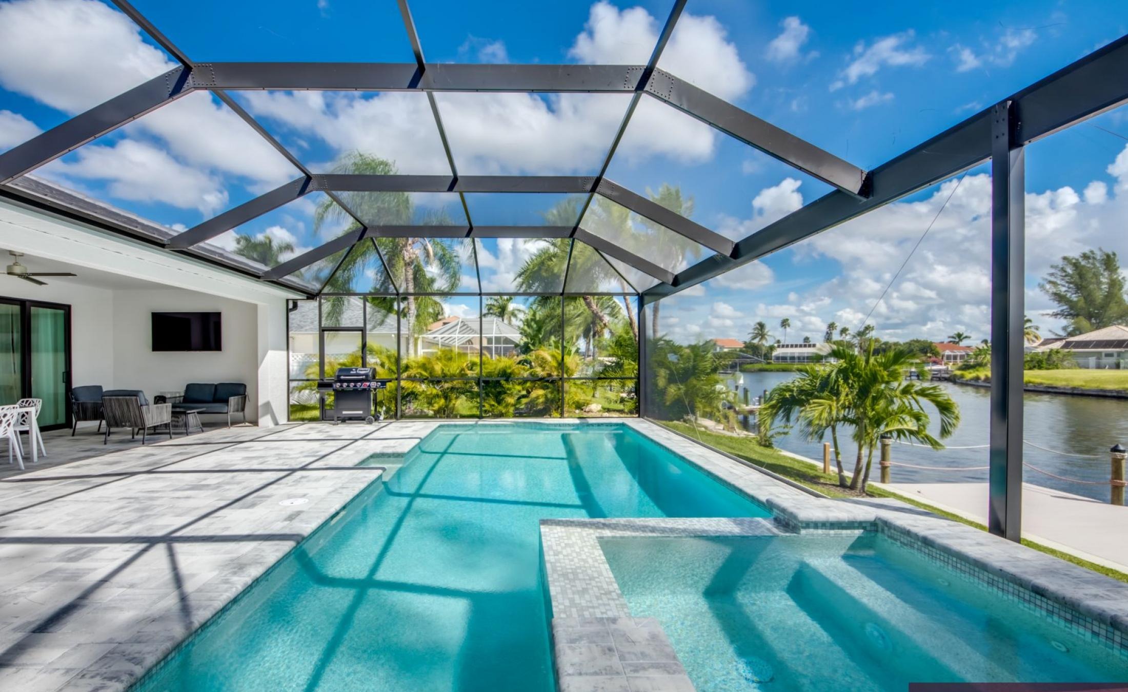 Privater Pool mit Spa und Blick auf den Kanal mit Bootsdock und Bootslift.