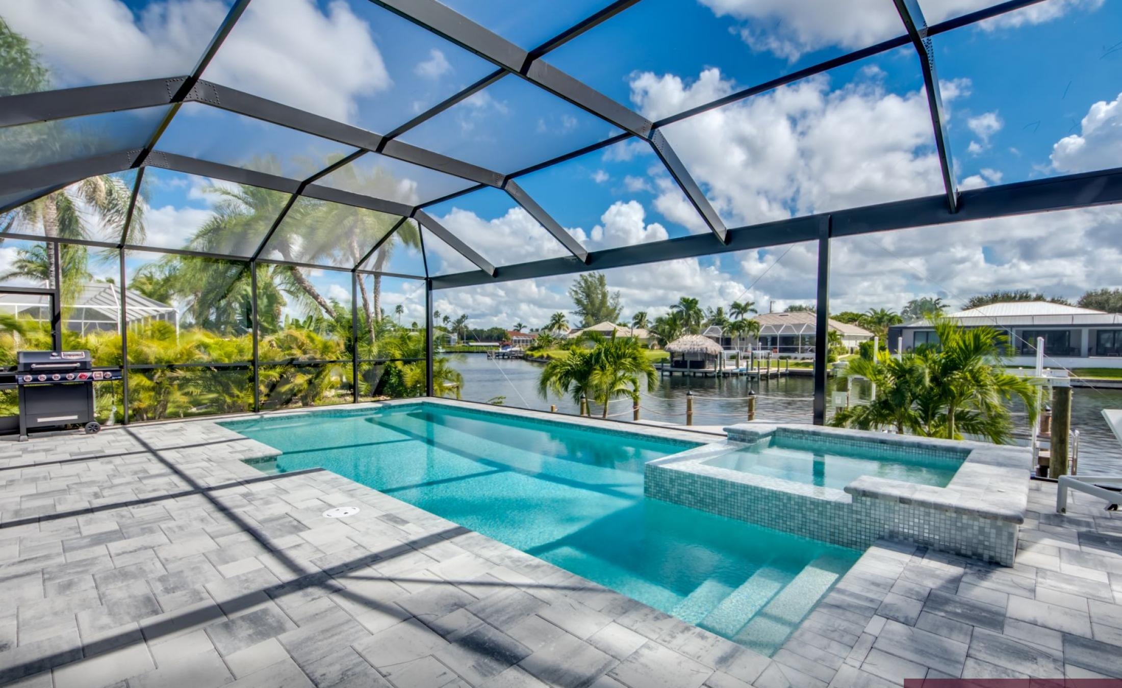Stilvolle Waterfront-Villa mit privatem Pool, Spa und Bootsdock in Cape Coral.