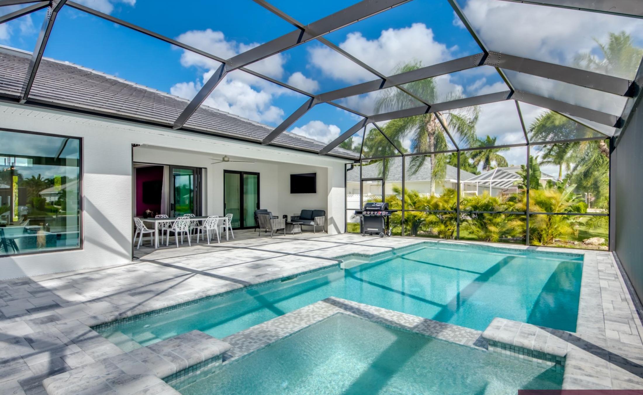 Privater Pool mit Spa am Wasser mit Bootsdock und Bootslift.