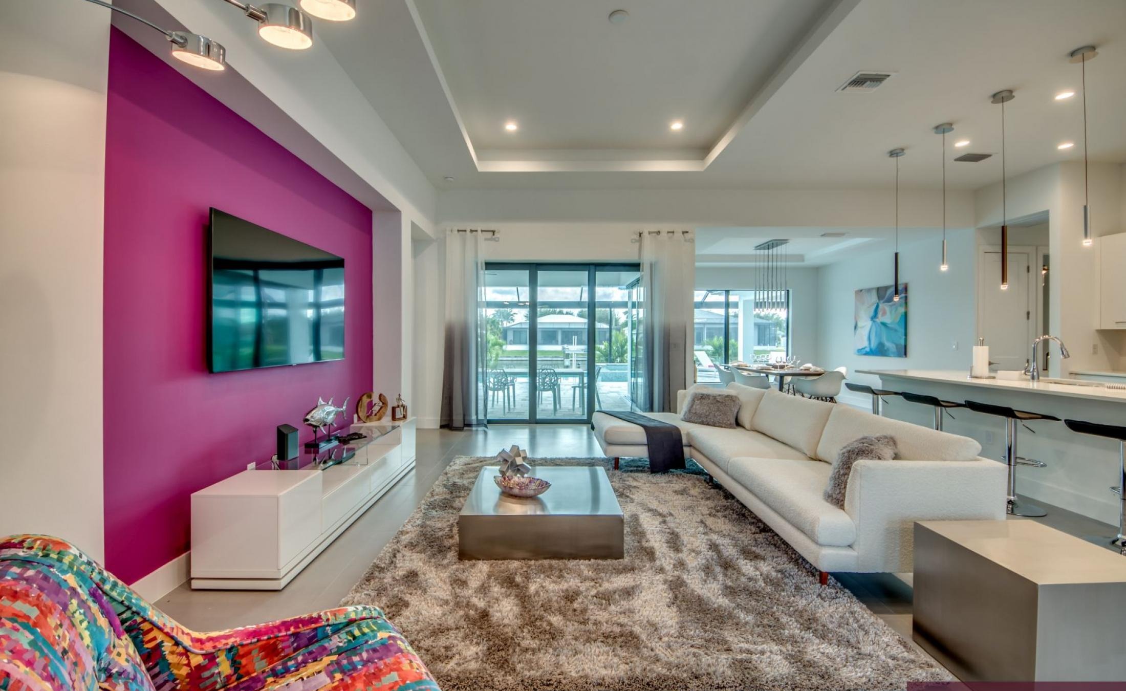 Privater Poolbereich mit Spa und Liegen am Wasser.