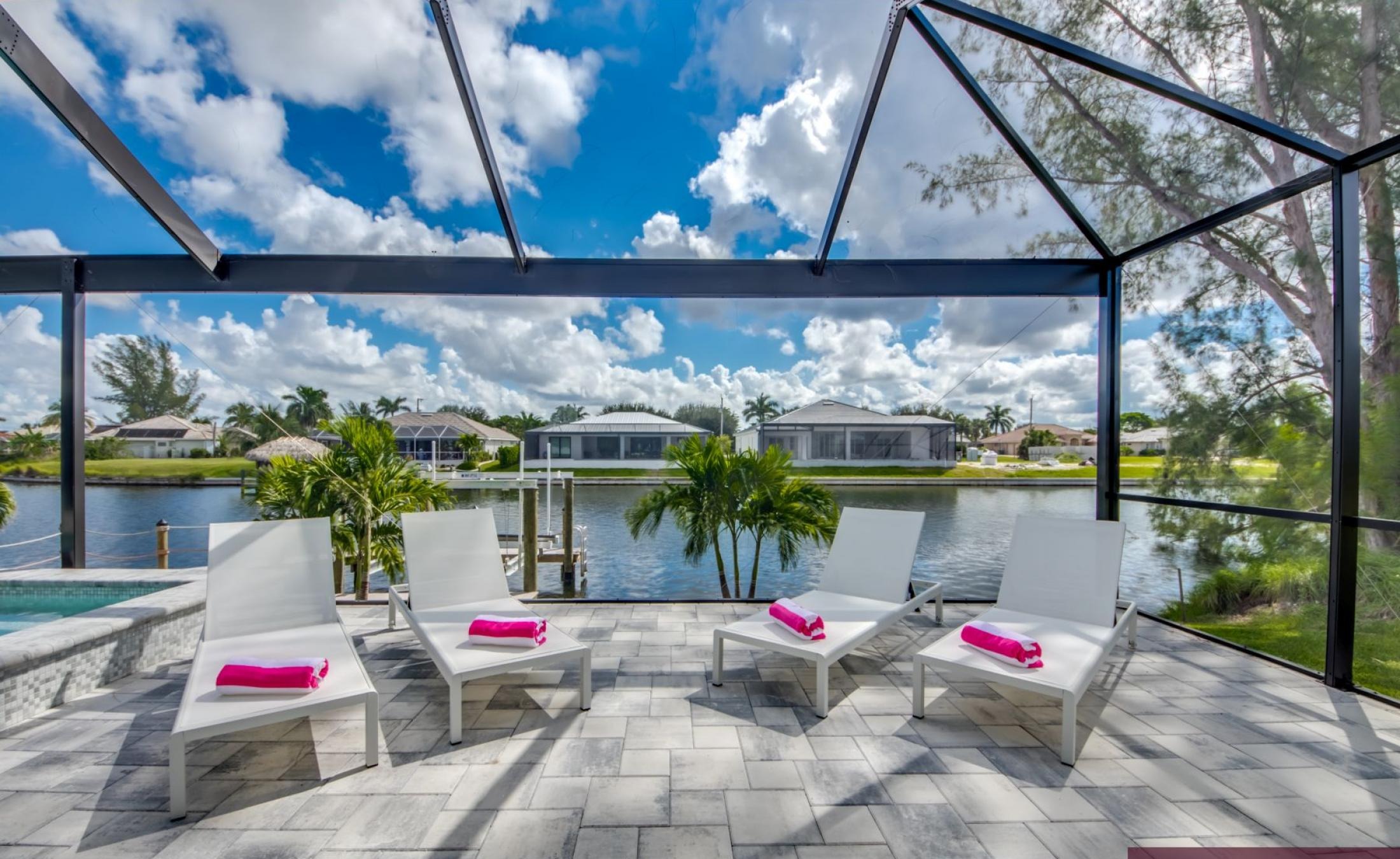 Privater Pool mit Spa am Wasser mit Bootsdock und Bootslift.