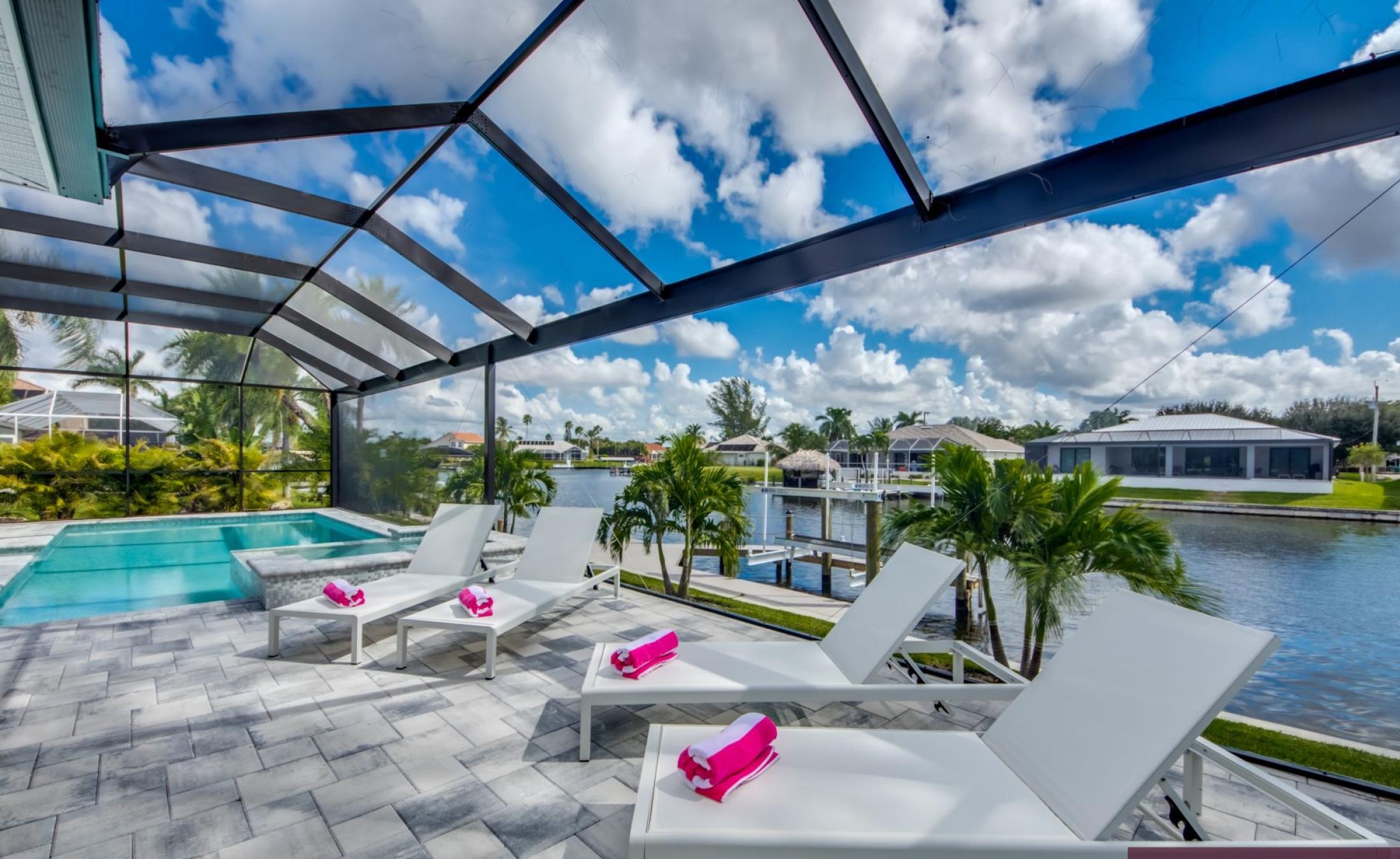 Privater Pool mit Spa am Wasser mit Bootsdock und Bootslift.