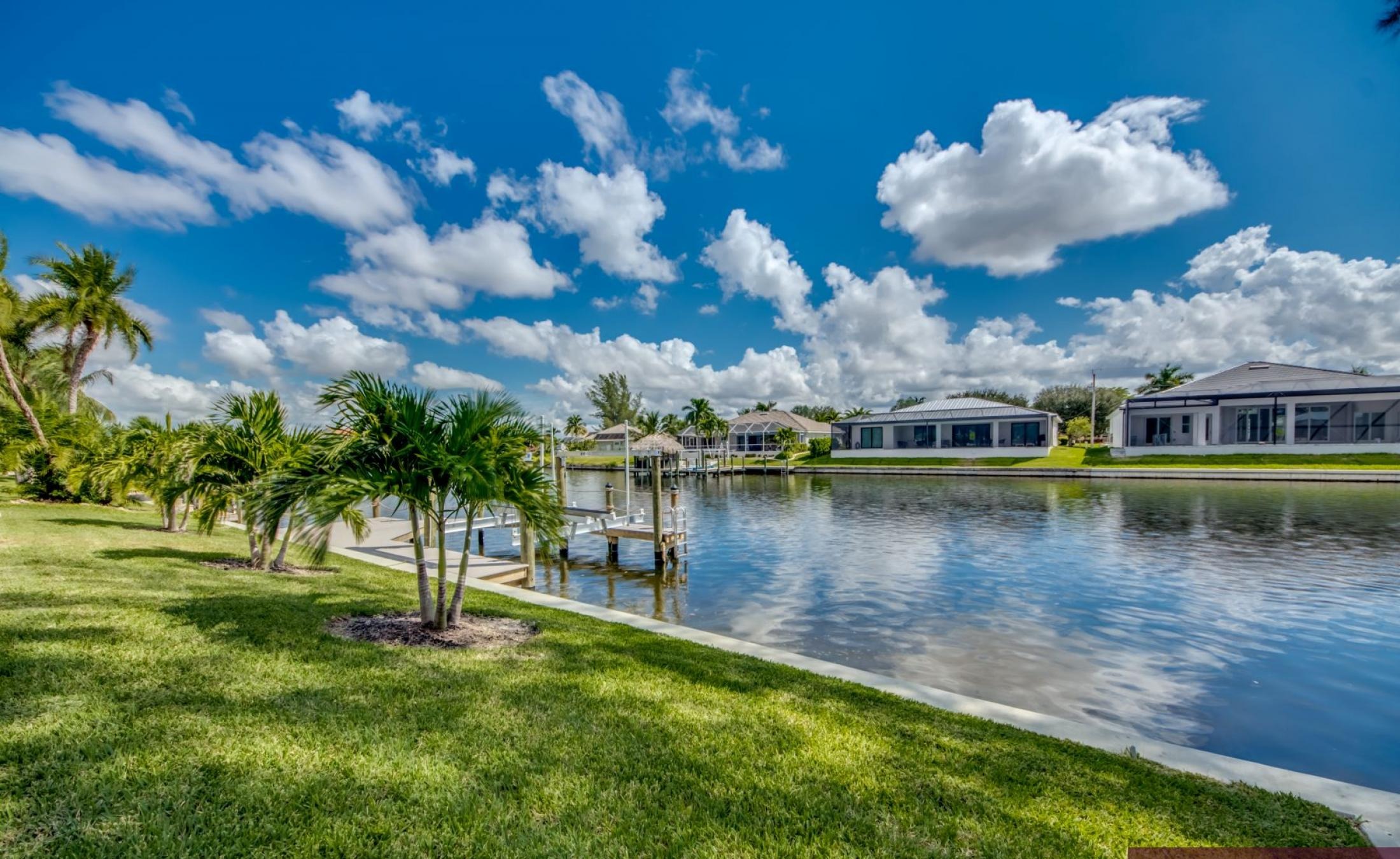 Moderne Waterfront-Villa mit privatem Pool, Spa und Bootsdock mit Lift.