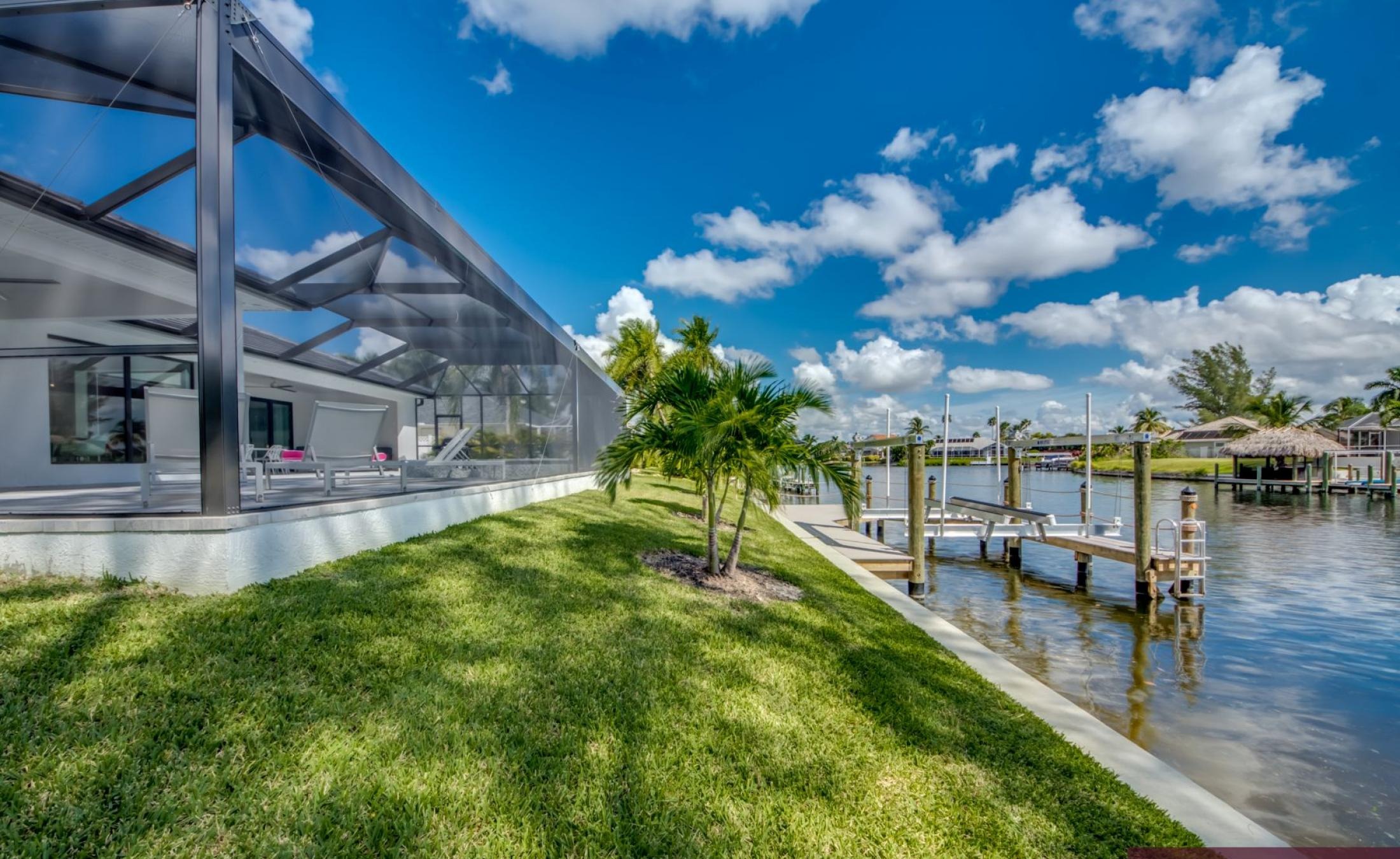 Stilvolle Waterfront-Villa mit privatem Pool, Spa sowie Bootsdock und Bootslift.