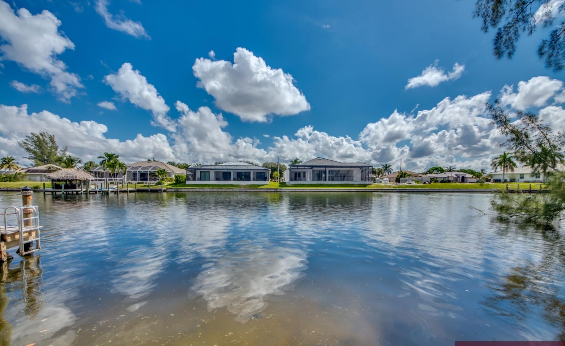 Stilvolle Waterfront-Villa mit privatem Pool, Spa sowie Bootsdock und Bootslift.