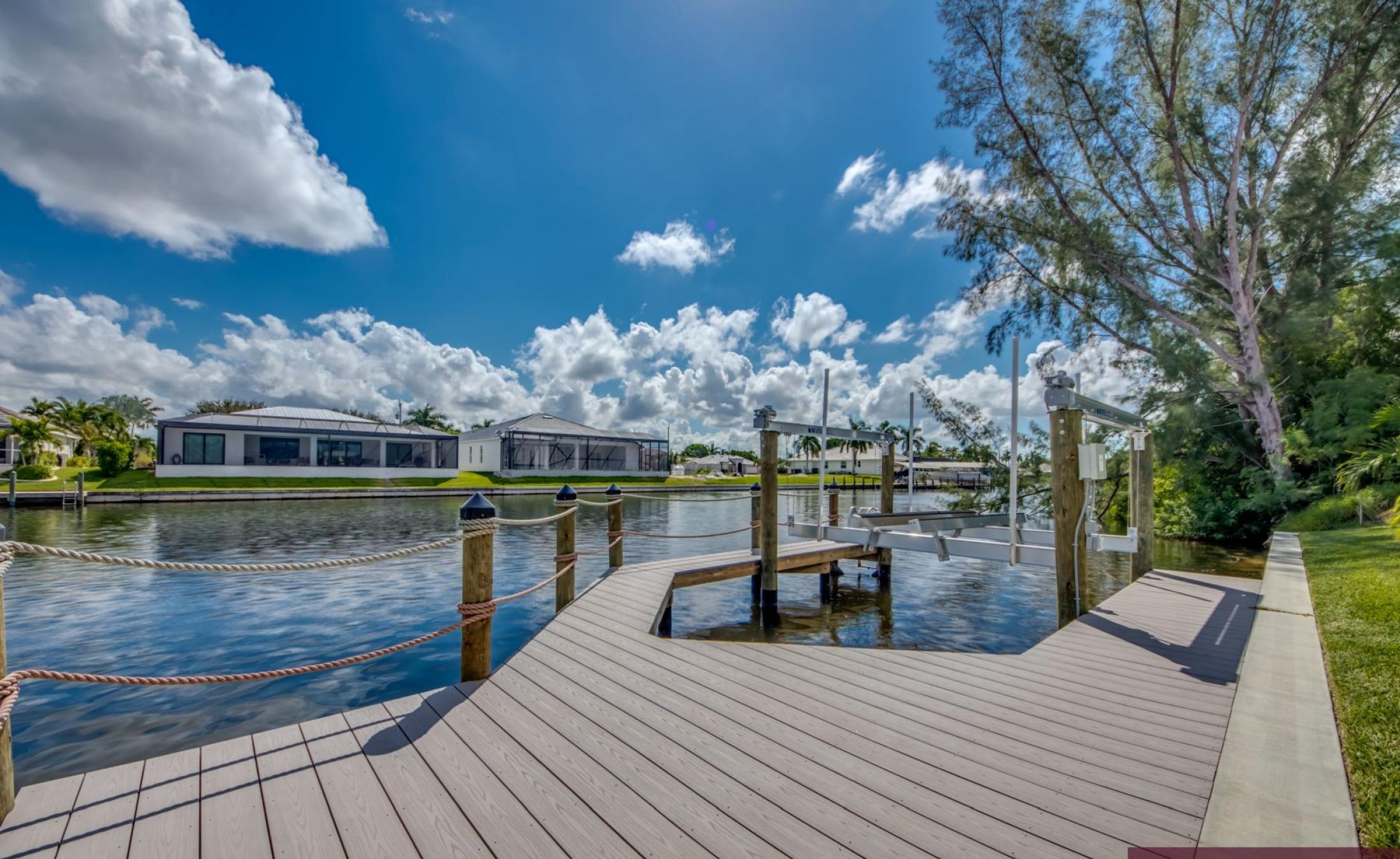 Privater Pool mit Spa und Blick auf den Wasserkanal.