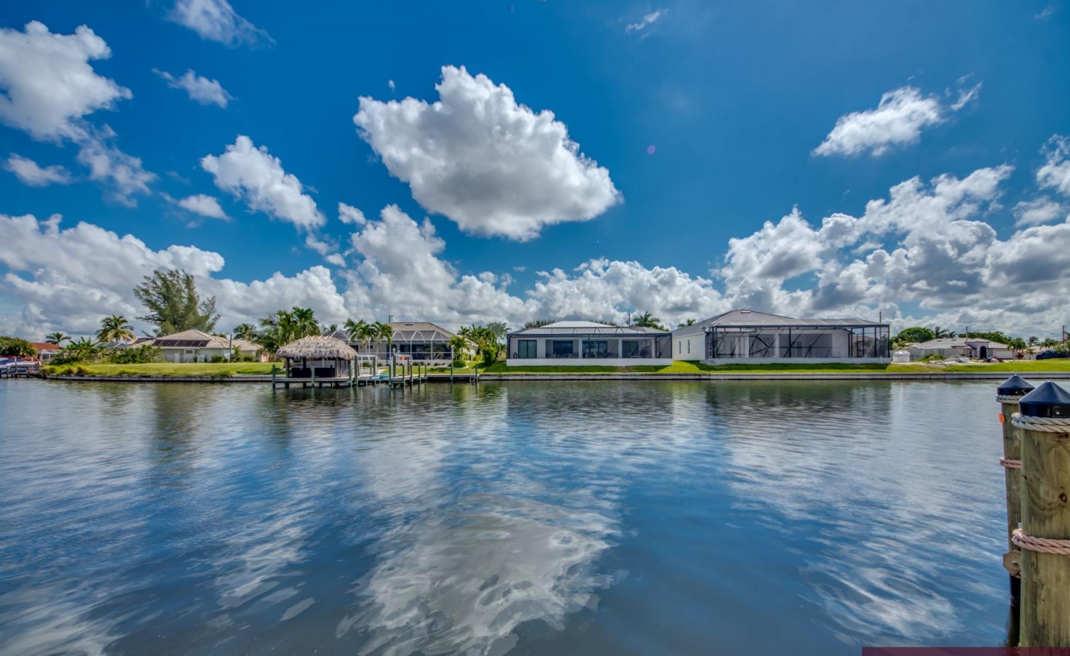 Privater Poolbereich mit Spa und Blick aufs Wasser.