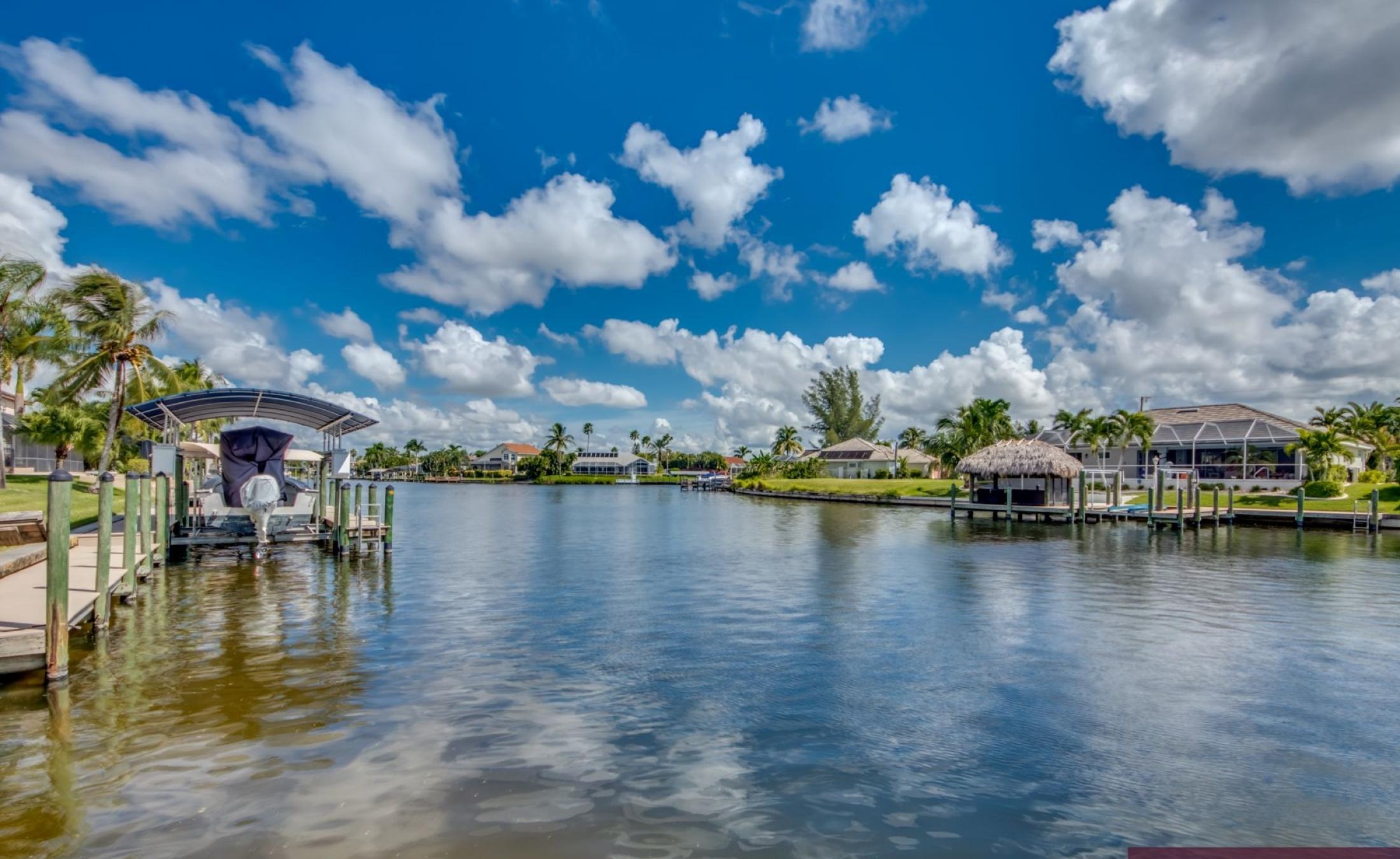 Privater Pool mit Spa und Blick auf den Wasserkanal.