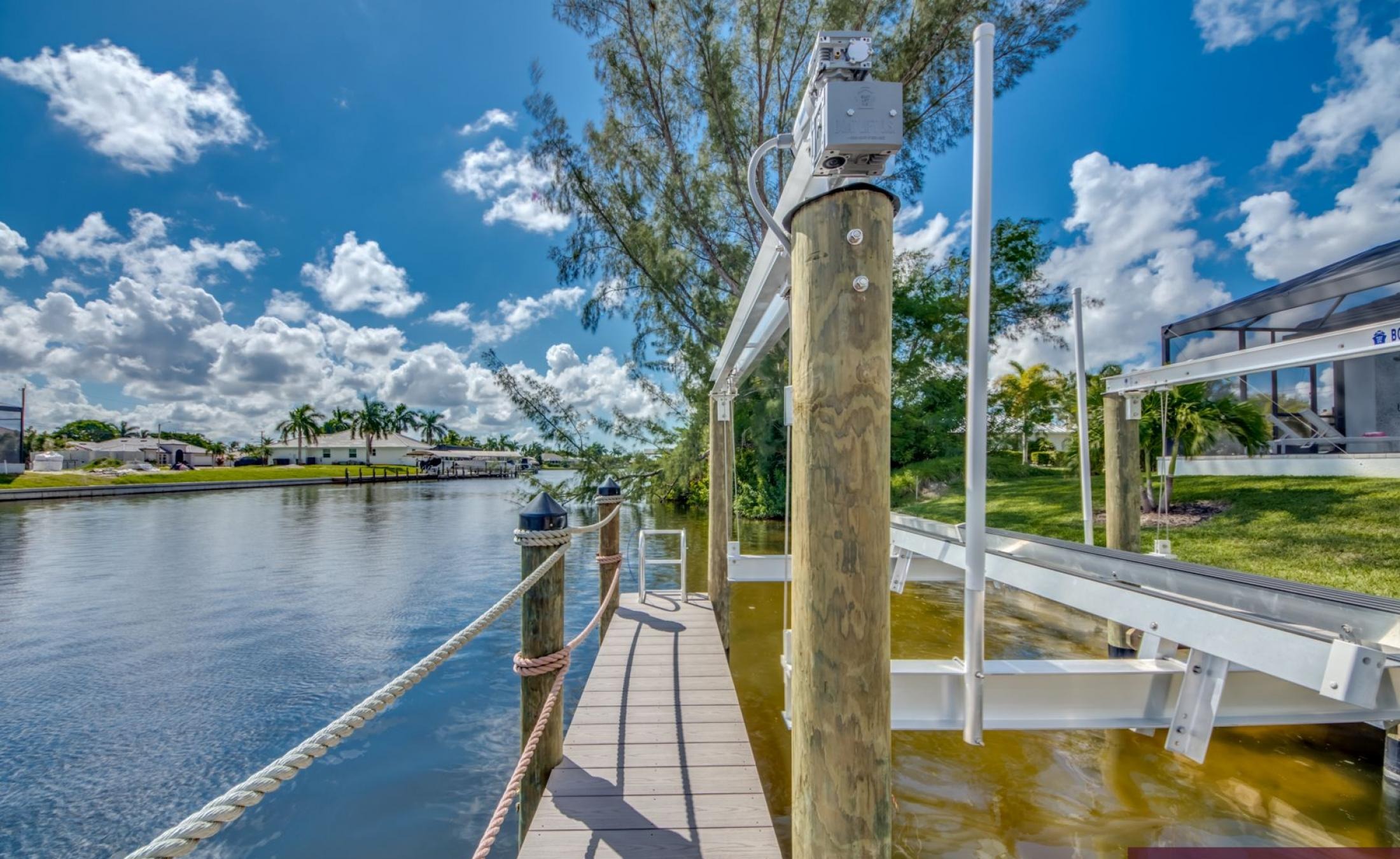 Stilvolle Waterfront-Villa mit privatem Pool und Spa.