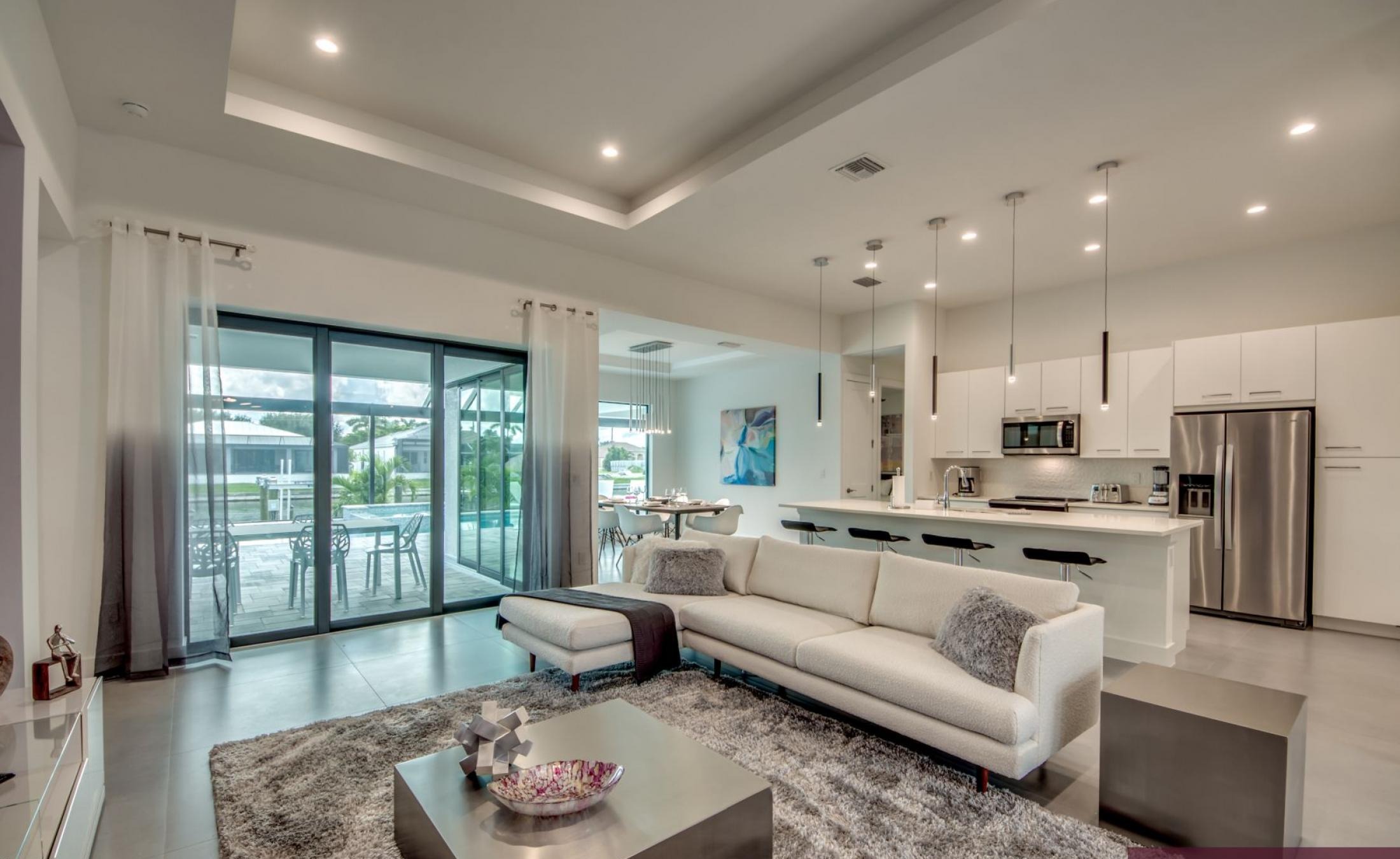 Privater Pool mit Spa und Blick aufs Wasser.