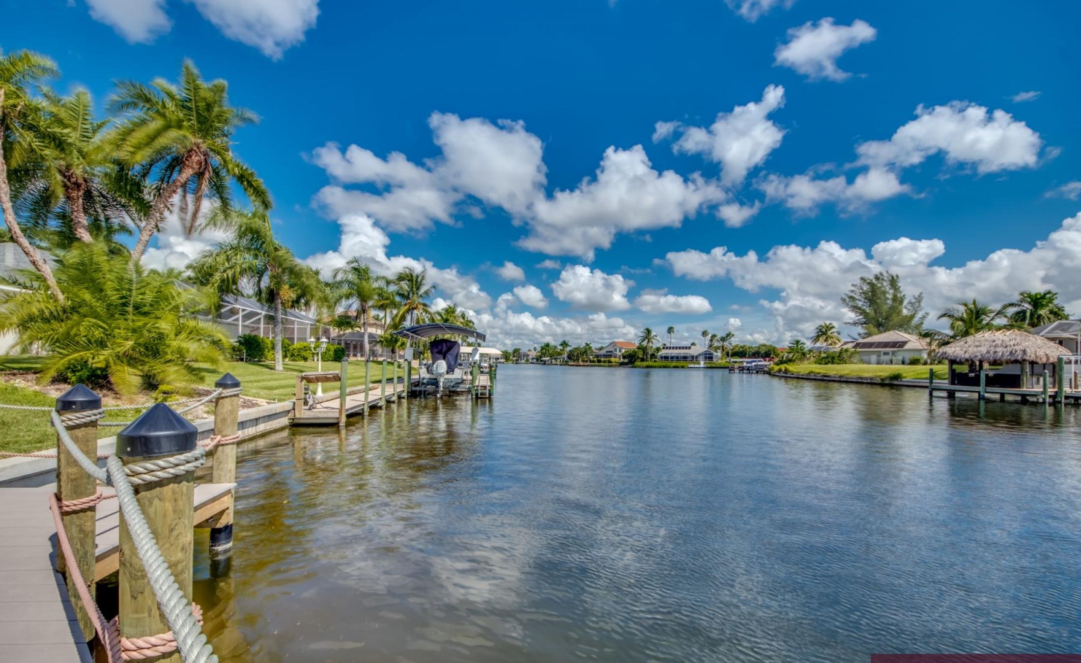 Privater Poolbereich mit Spa und Blick aufs Wasser.