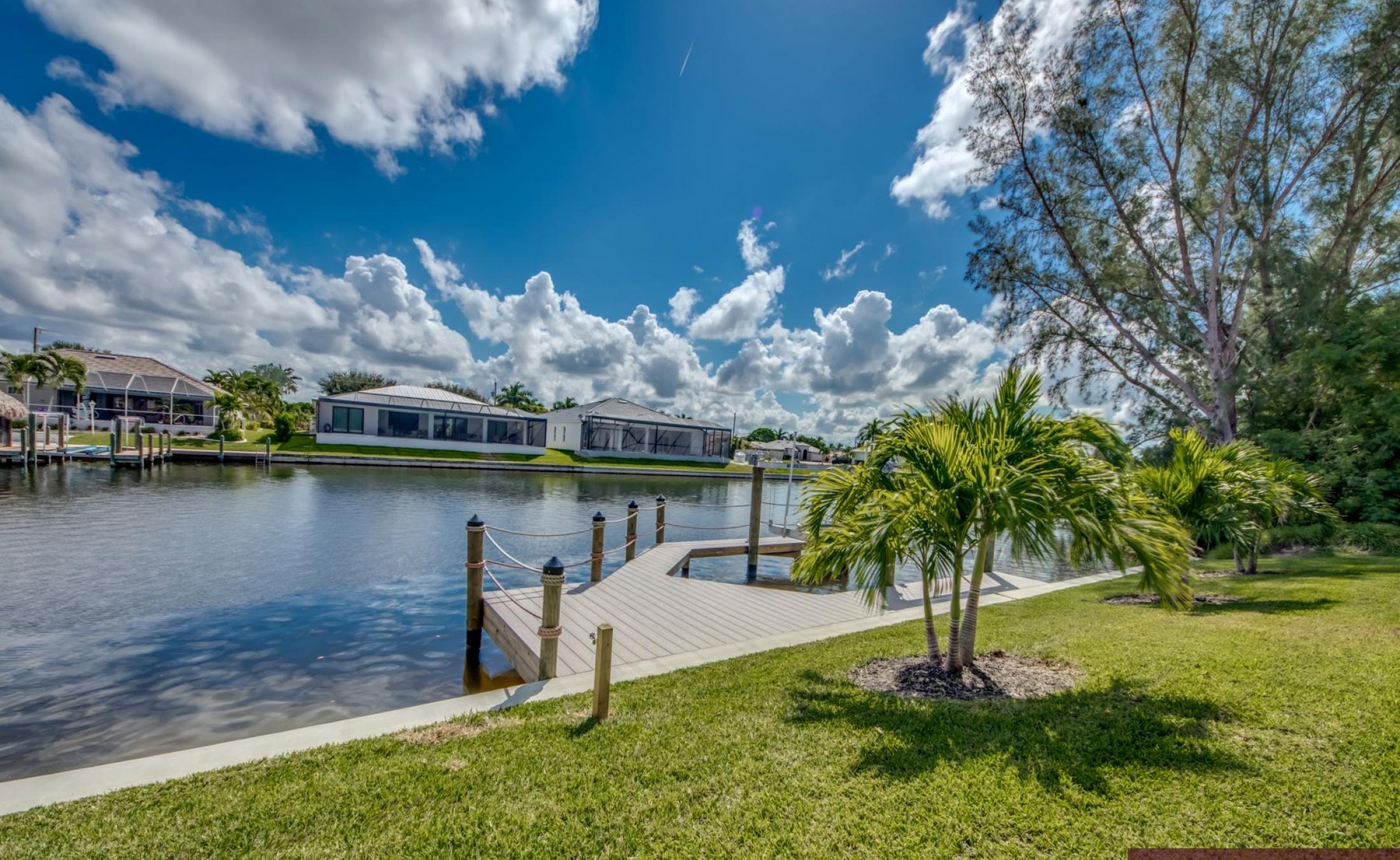 Privater Poolbereich mit Spa und Blick aufs Wasser.