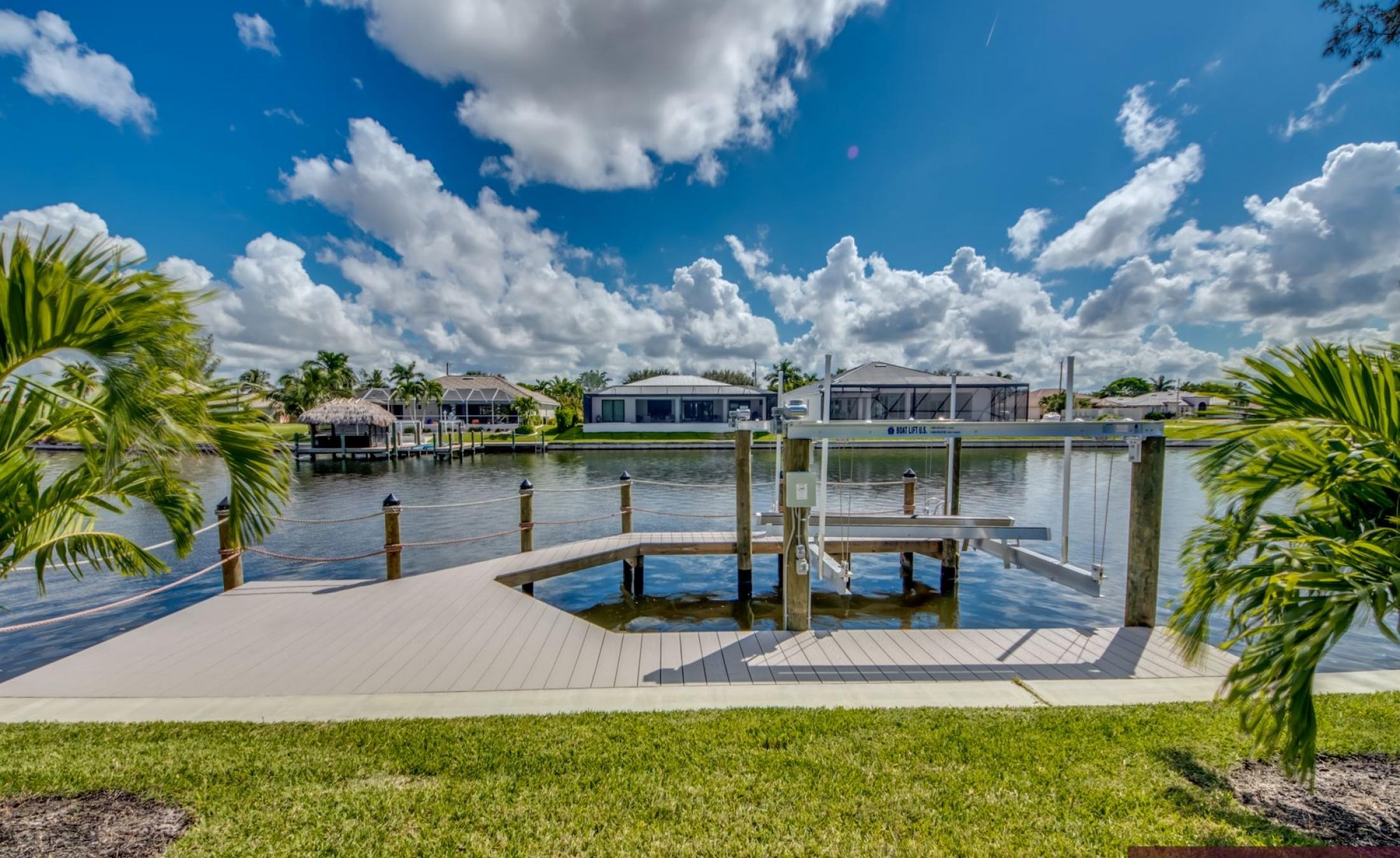 Moderne Waterfront-Villa mit privatem Pool, Spa und Bootsdock in Cape Coral.