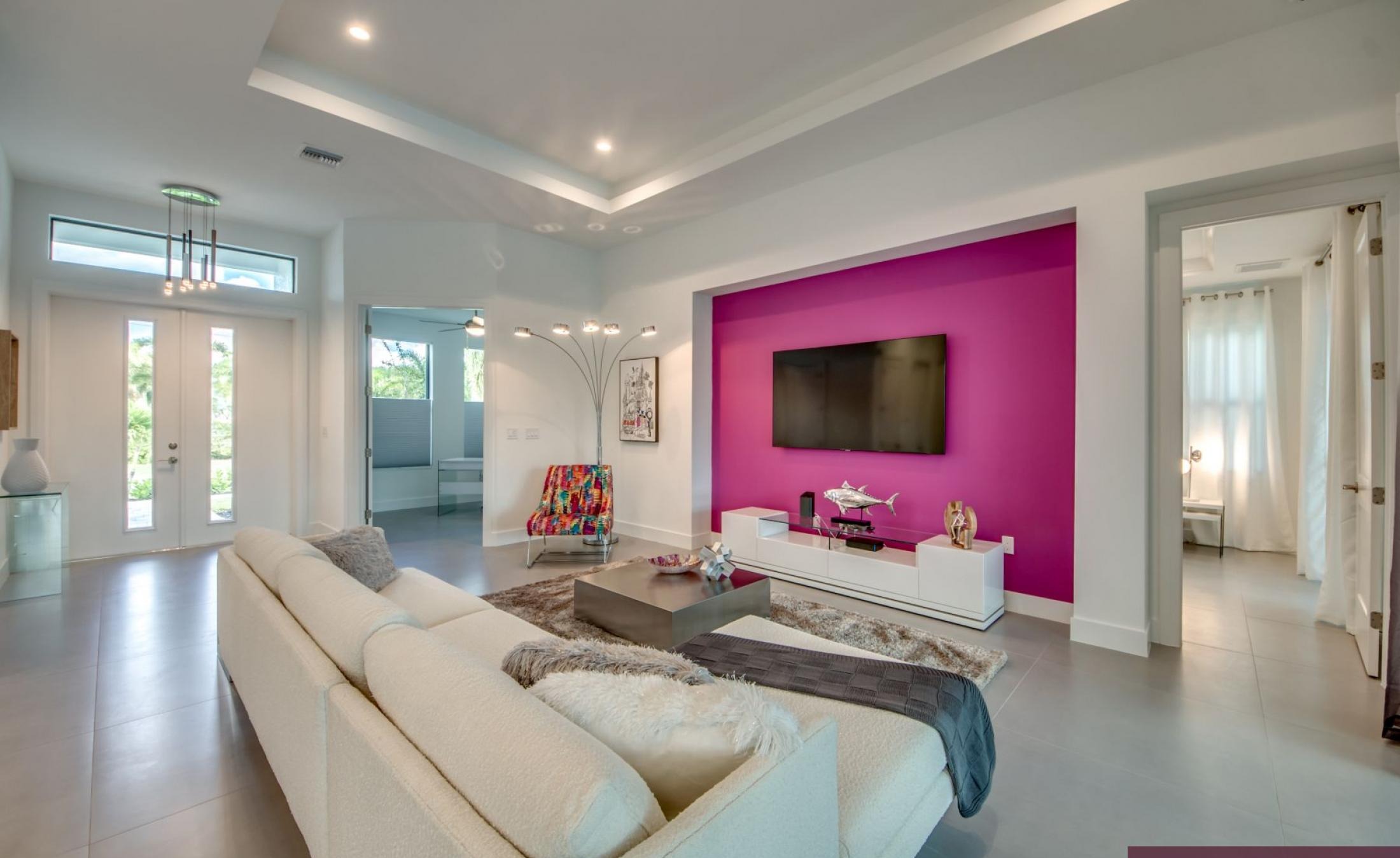 Stilvolle Waterfront-Villa mit privatem Pool, Spa sowie Bootsdock und Bootslift.