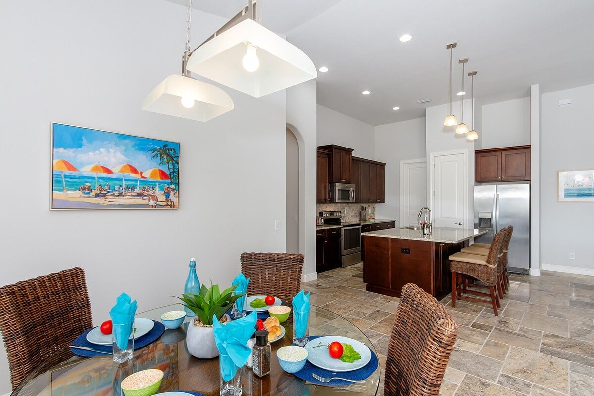 Südlich ausgerichteter Pool mit Whirlpool auf der Lanai am Kanal.