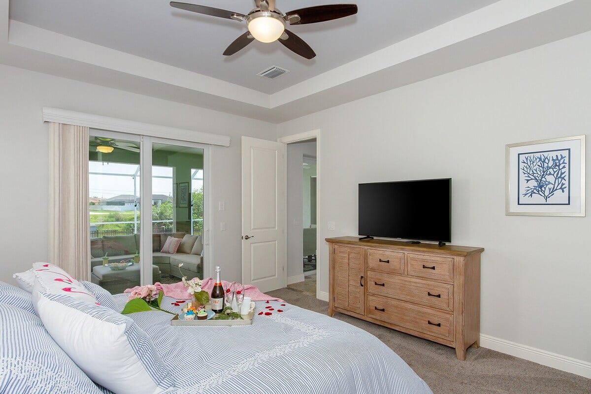 Südseitiger Pool mit Whirlpool am Kanal, Lanai mit Sitzbereich und Blick zum privaten Dock.