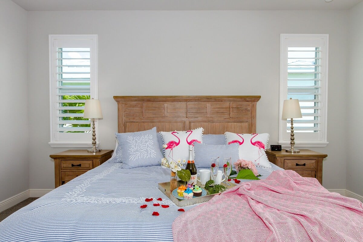 Südseitiger Pool- und Lanai-Bereich am Kanal mit Whirlpool und privatem Dock.