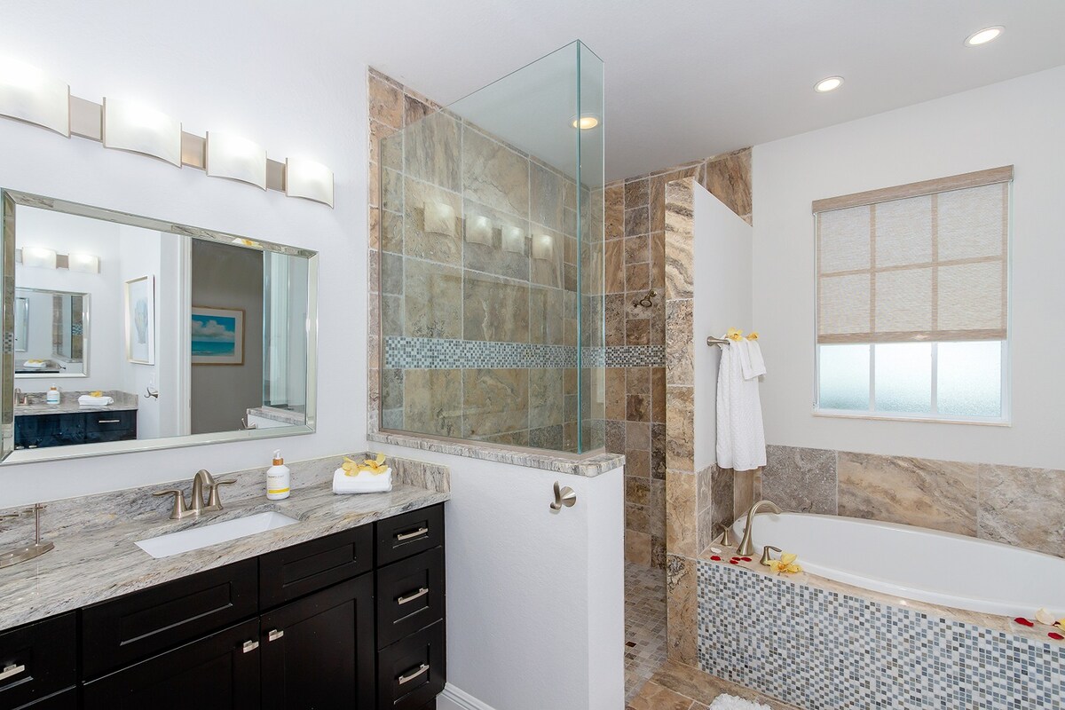 Südseitiger Poolbereich mit Whirlpool und Blick auf den Kanal.