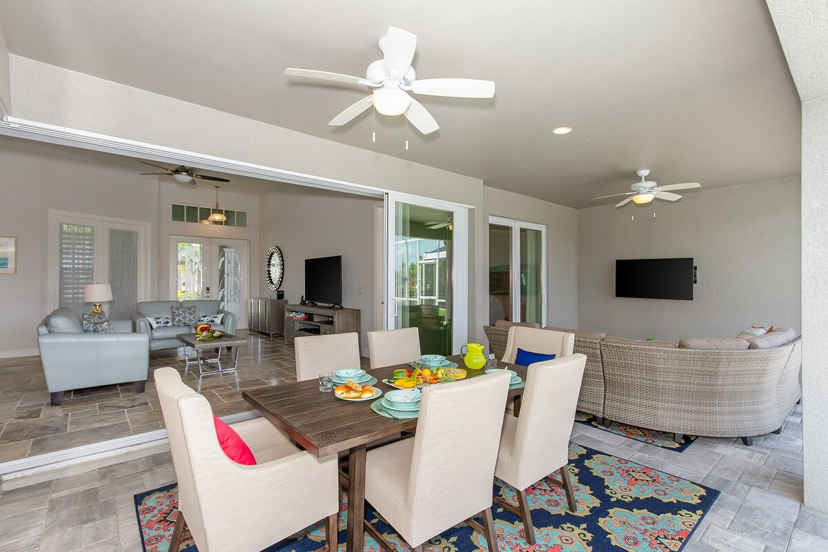 Südseitiger Poolbereich mit Whirlpool und Blick auf den Kanal.