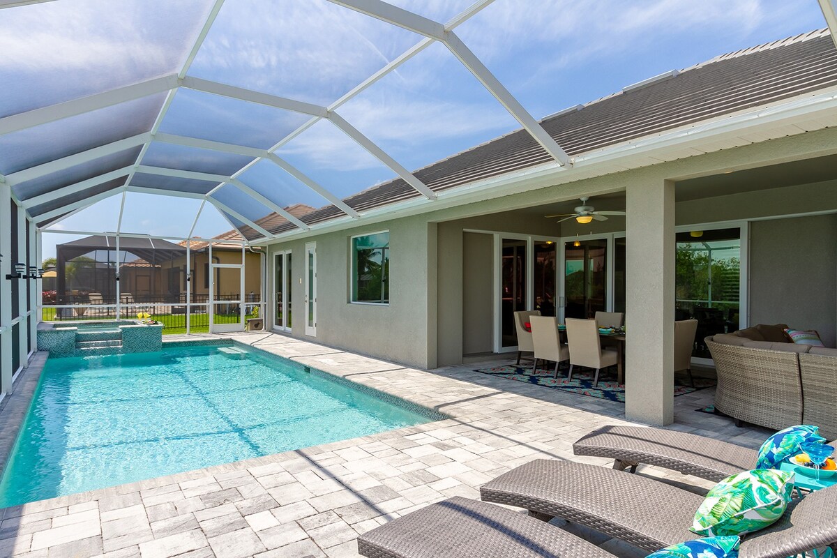 Südseitiger Pool- und Lanai-Bereich am Kanal mit Whirlpool.