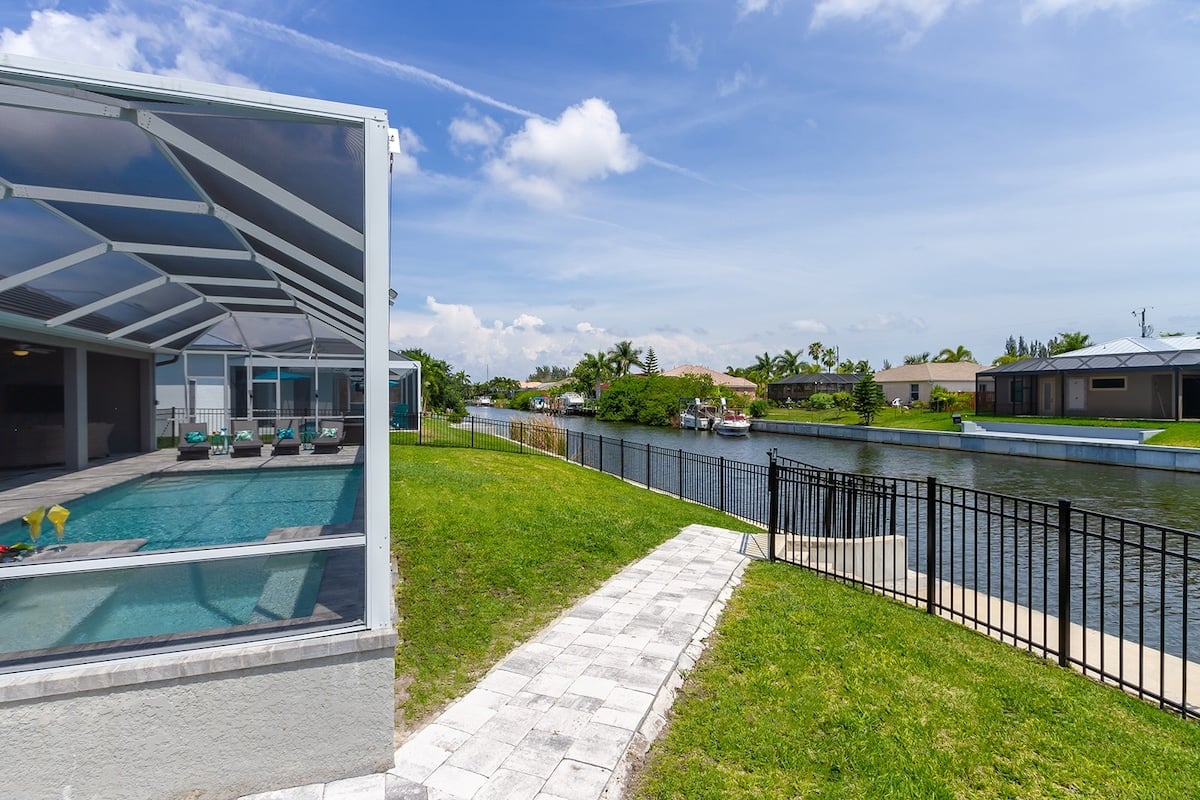 Südseitiger Poolbereich mit Whirlpool und Blick auf den Kanal.