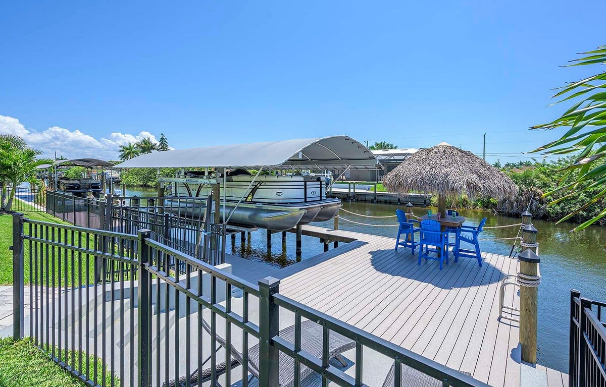 Südlich ausgerichteter Pool- und Whirlpoolbereich mit Lanai am Kanal.