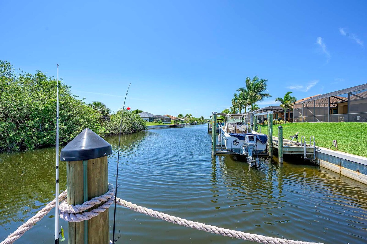 Südseitiger Poolbereich mit Whirlpool und Blick auf den Kanal.