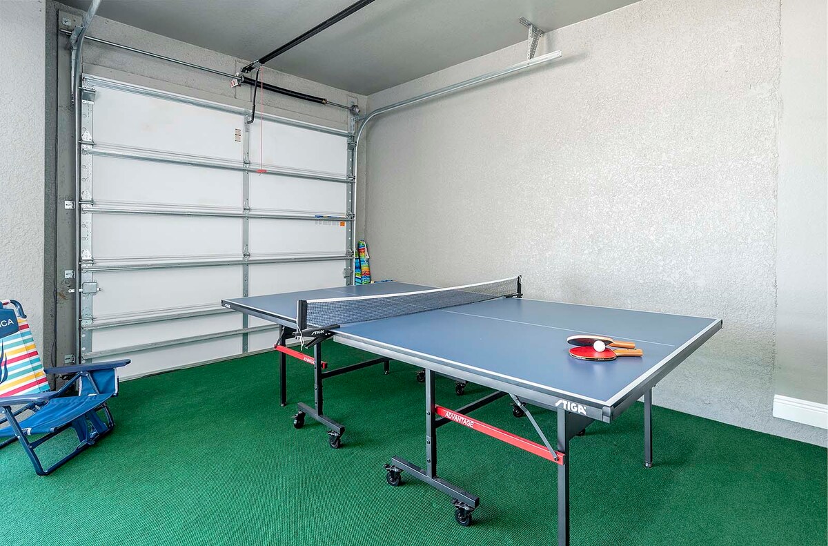 Südseitiger Pool mit Whirlpool und Blick auf den Kanal.