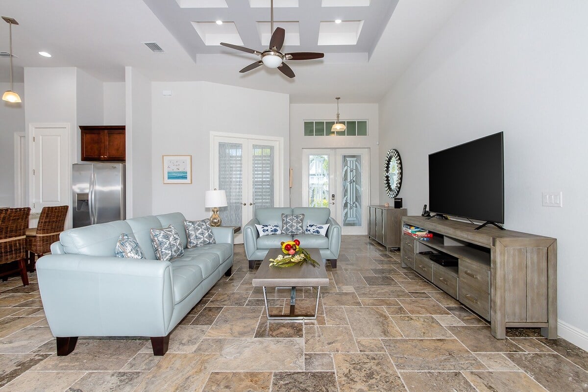 Südlich ausgerichteter Pool mit Whirlpool auf der Lanai am Kanal.