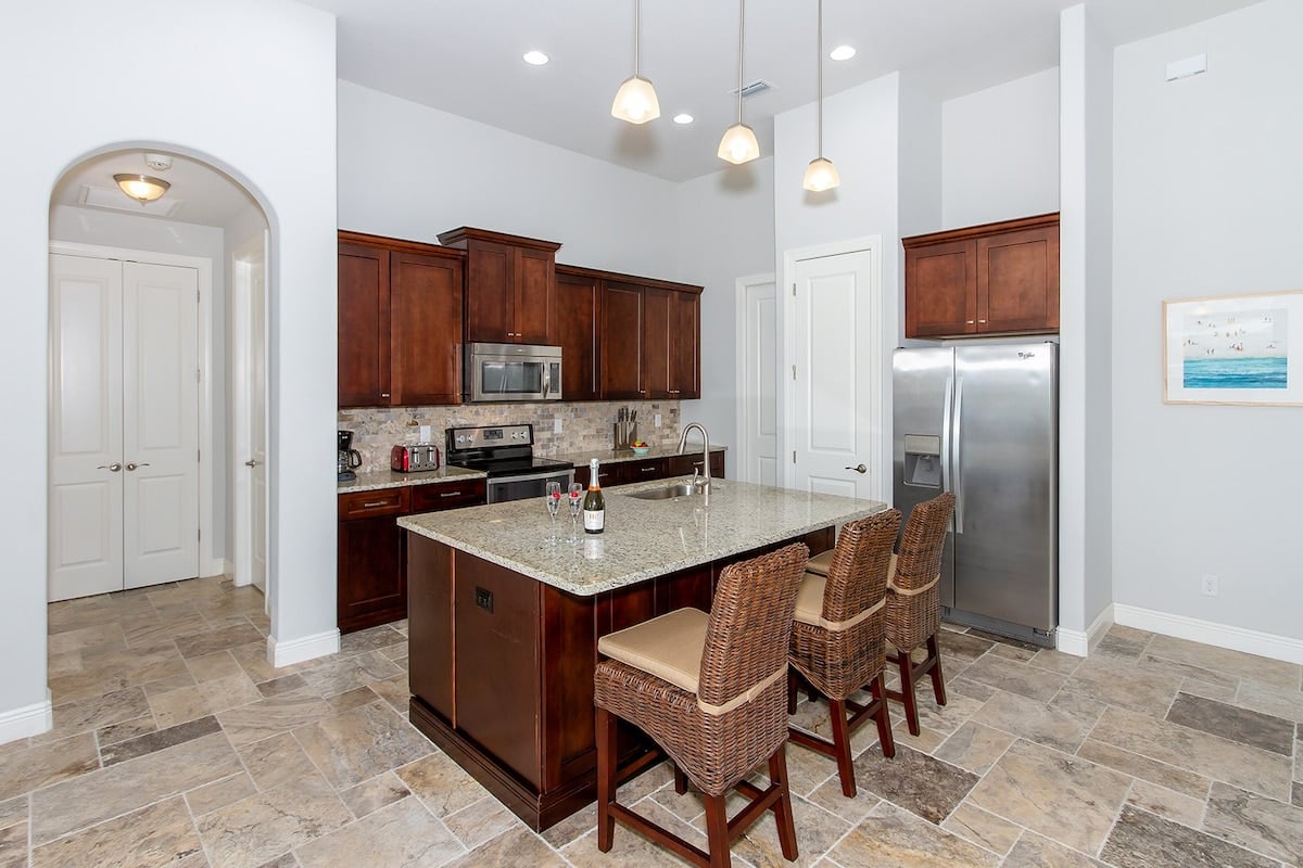 Südseitiger Poolbereich mit Whirlpool und Blick auf den Kanal