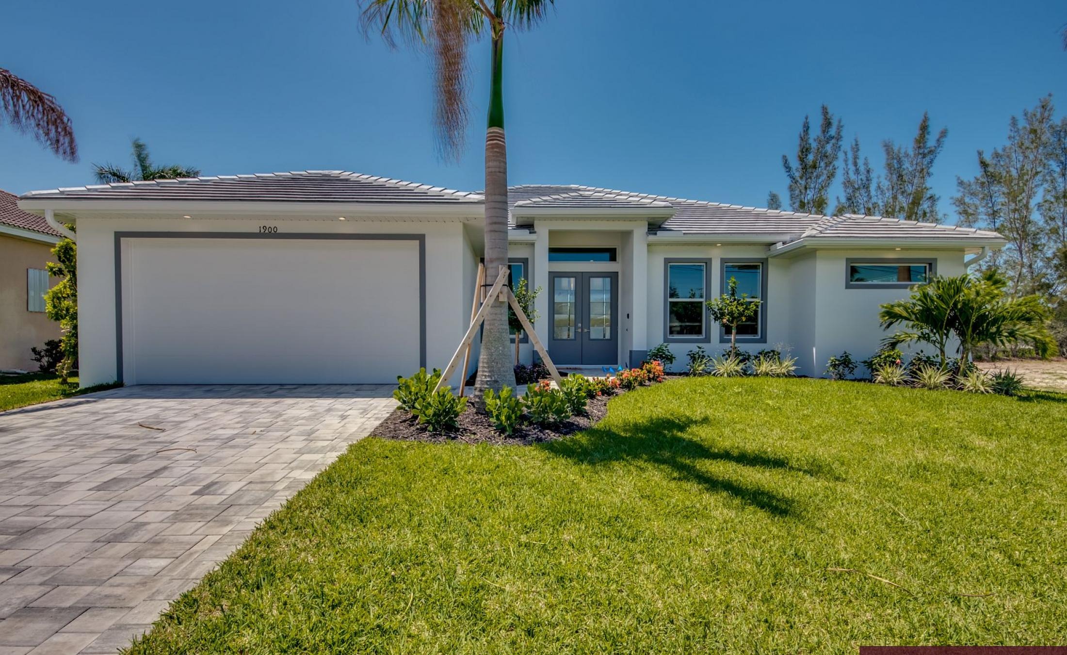 Moderne Villa am Kanal mit privatem Pool, Spa und Bootsdock.