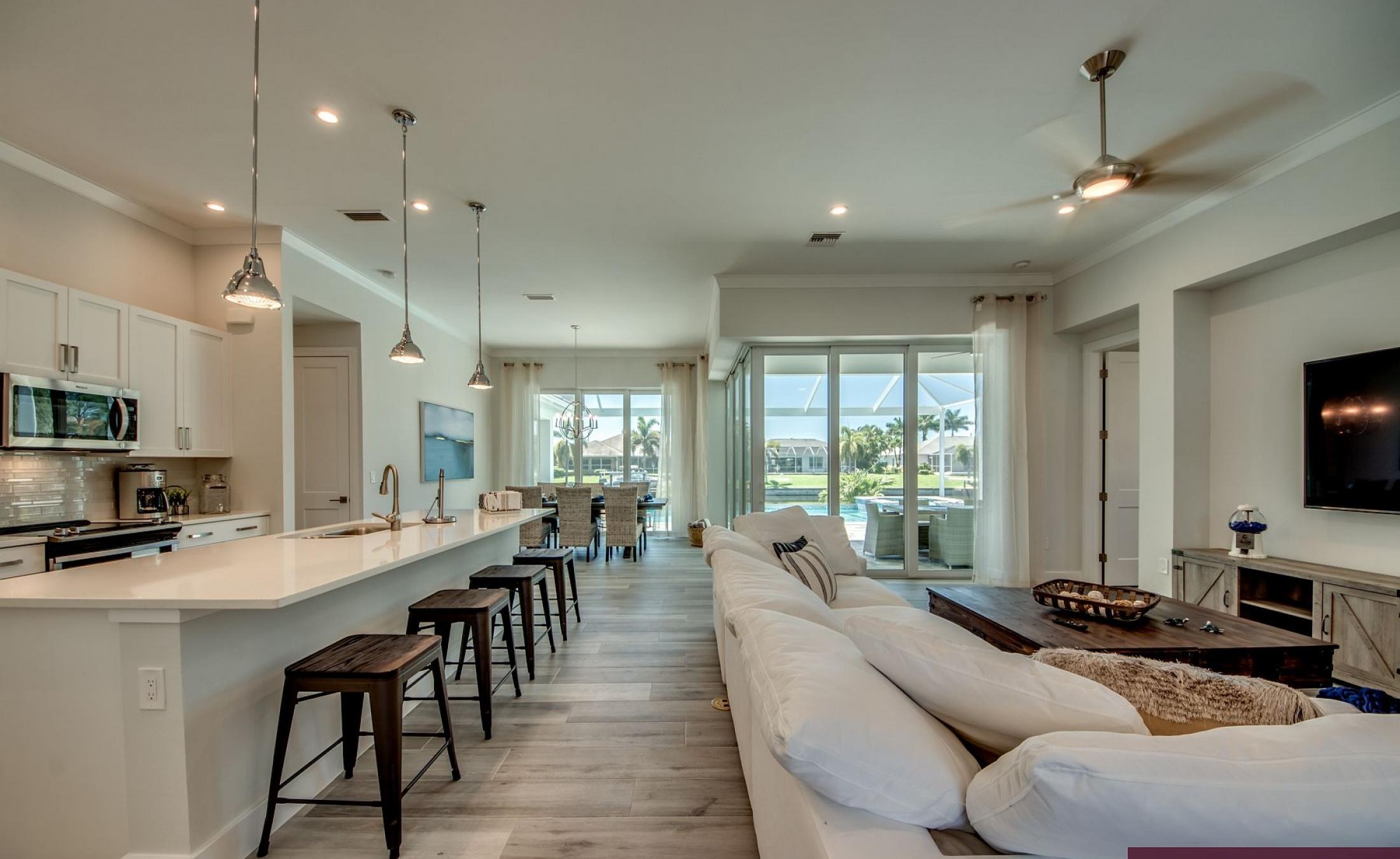 Blick auf den Kanal mit privatem Bootsdock und Poolbereich in Südausrichtung.