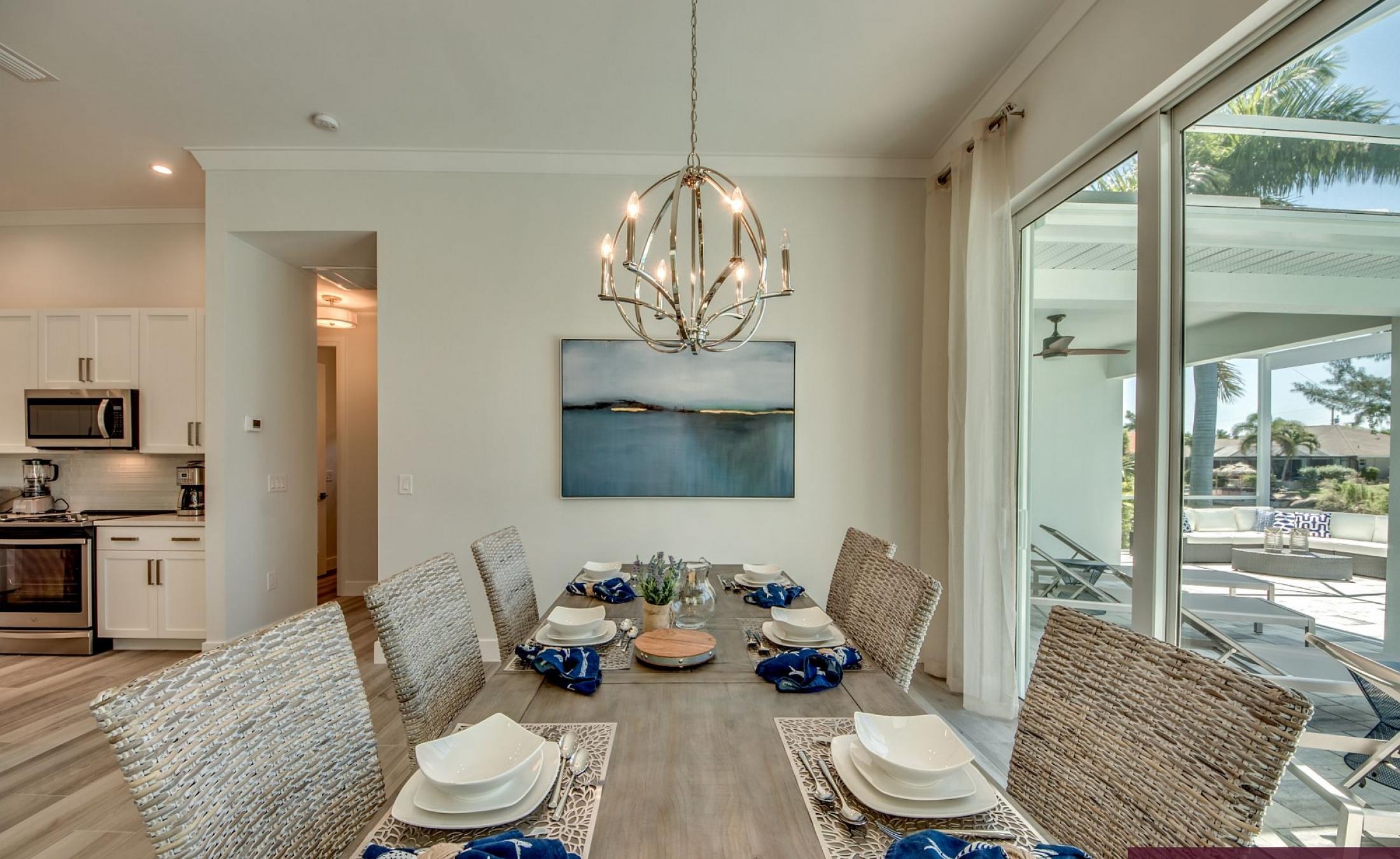 Blick auf den Kanal mit privatem Bootsdock und Poolbereich in Südausrichtung.