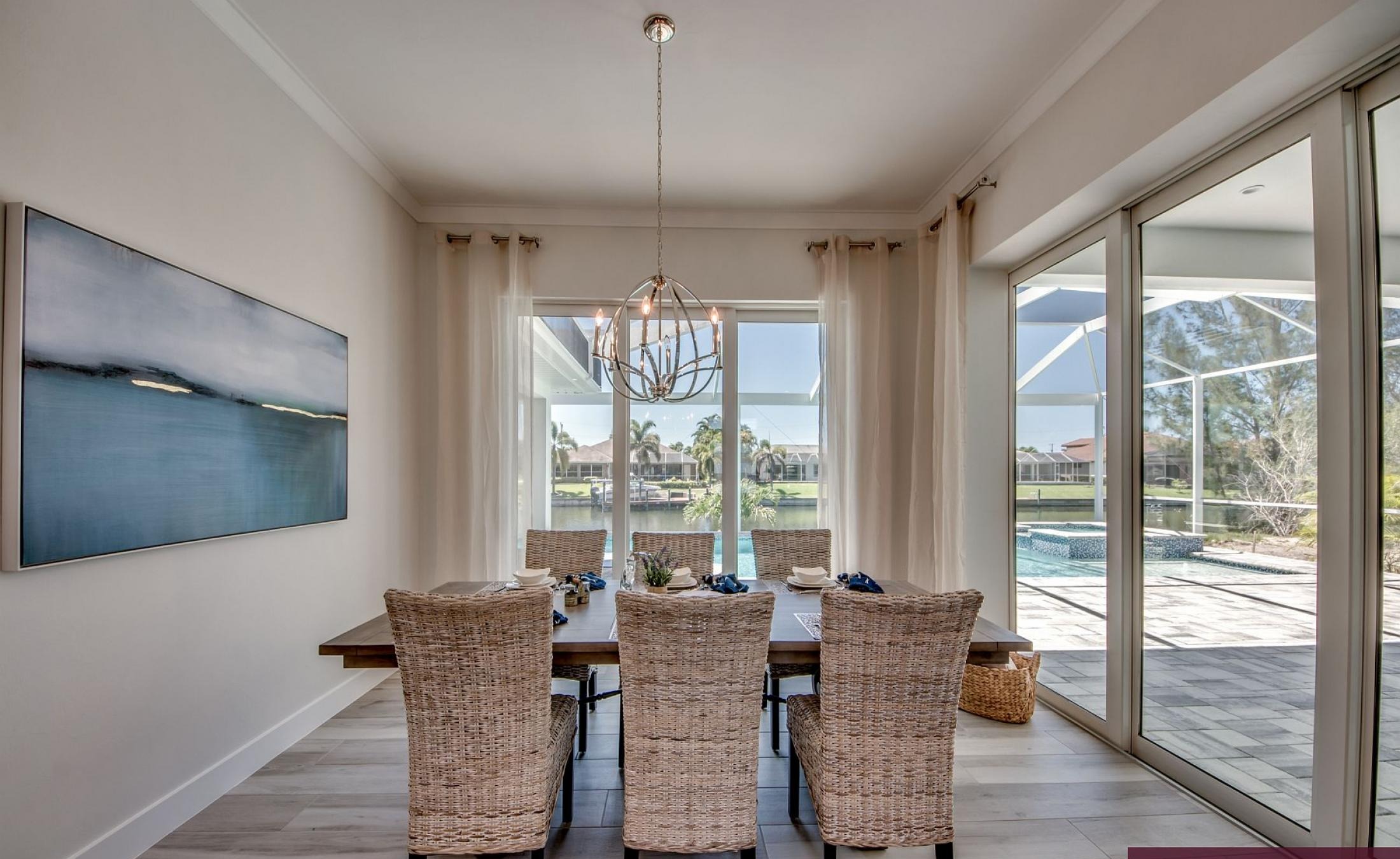 Sonniger Pool- und Spa-Bereich am Kanal mit privatem Bootsdock.