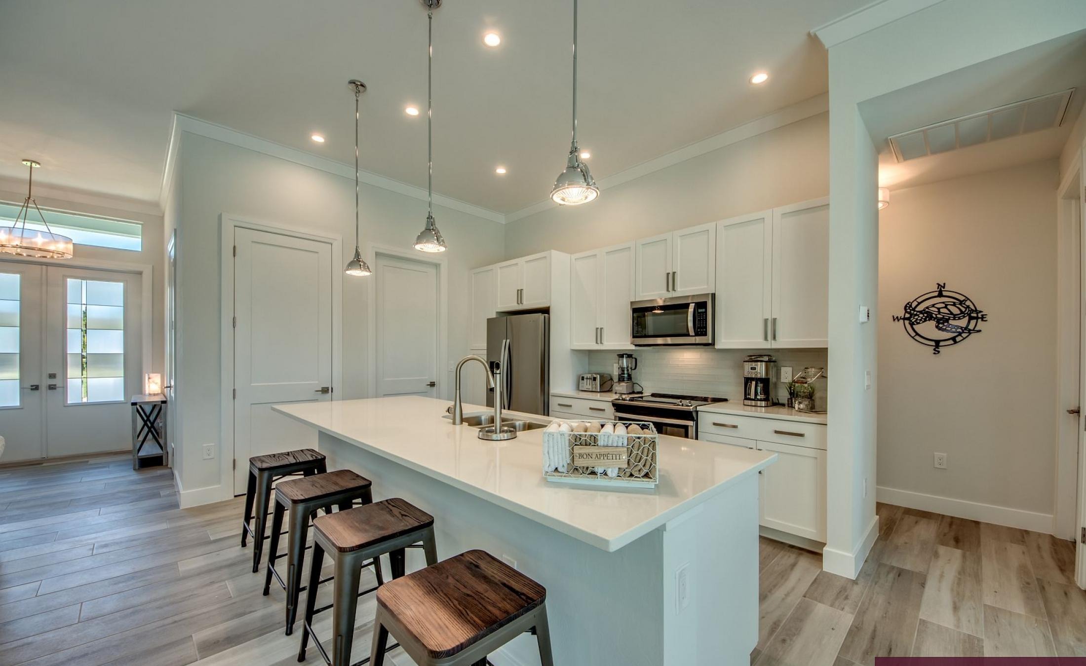 Sonniger Poolbereich am Kanal mit privatem Bootsdock und Blick aufs Wasser.