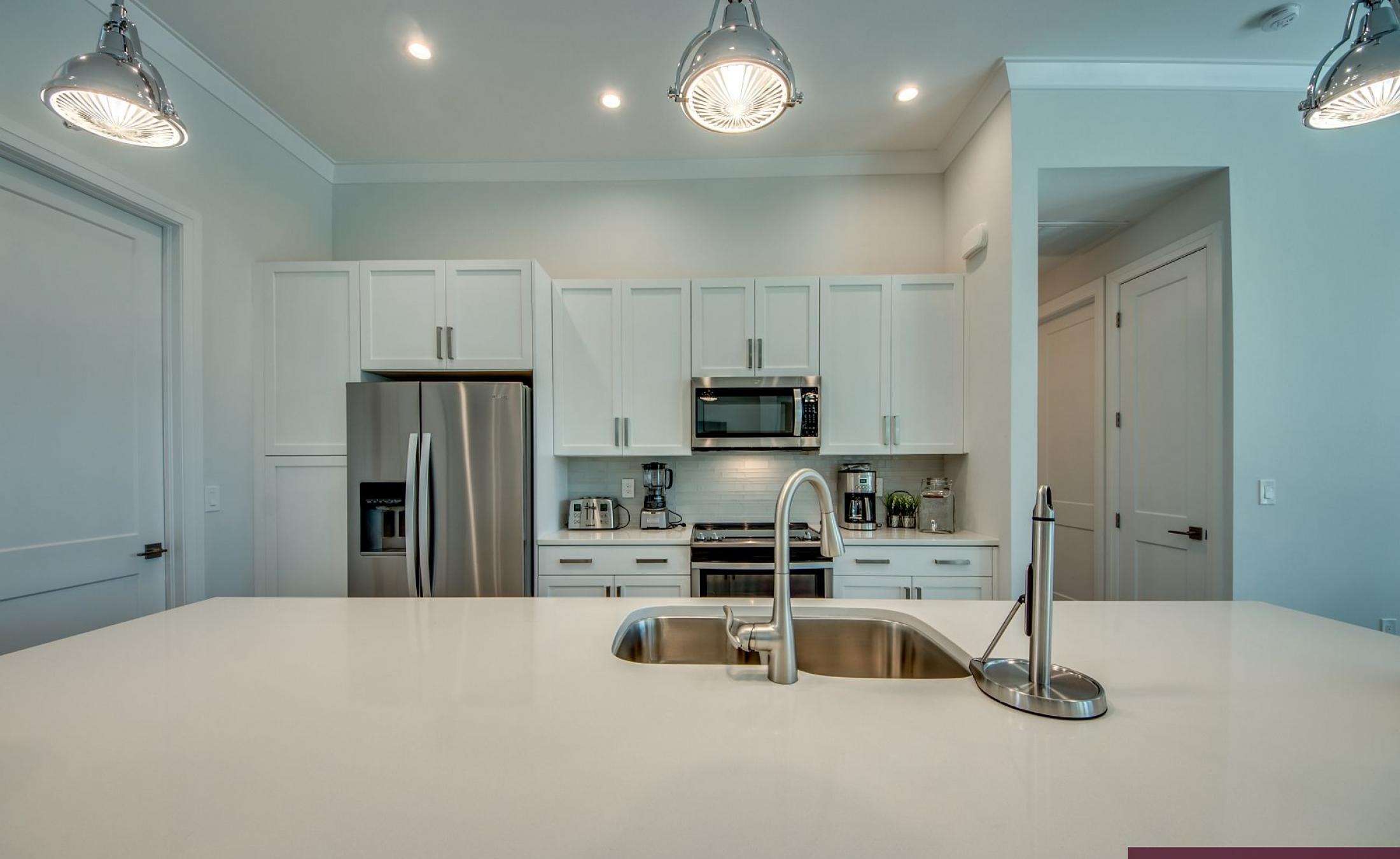 Privates Bootsdock am Kanal mit Blick aufs Wasser.