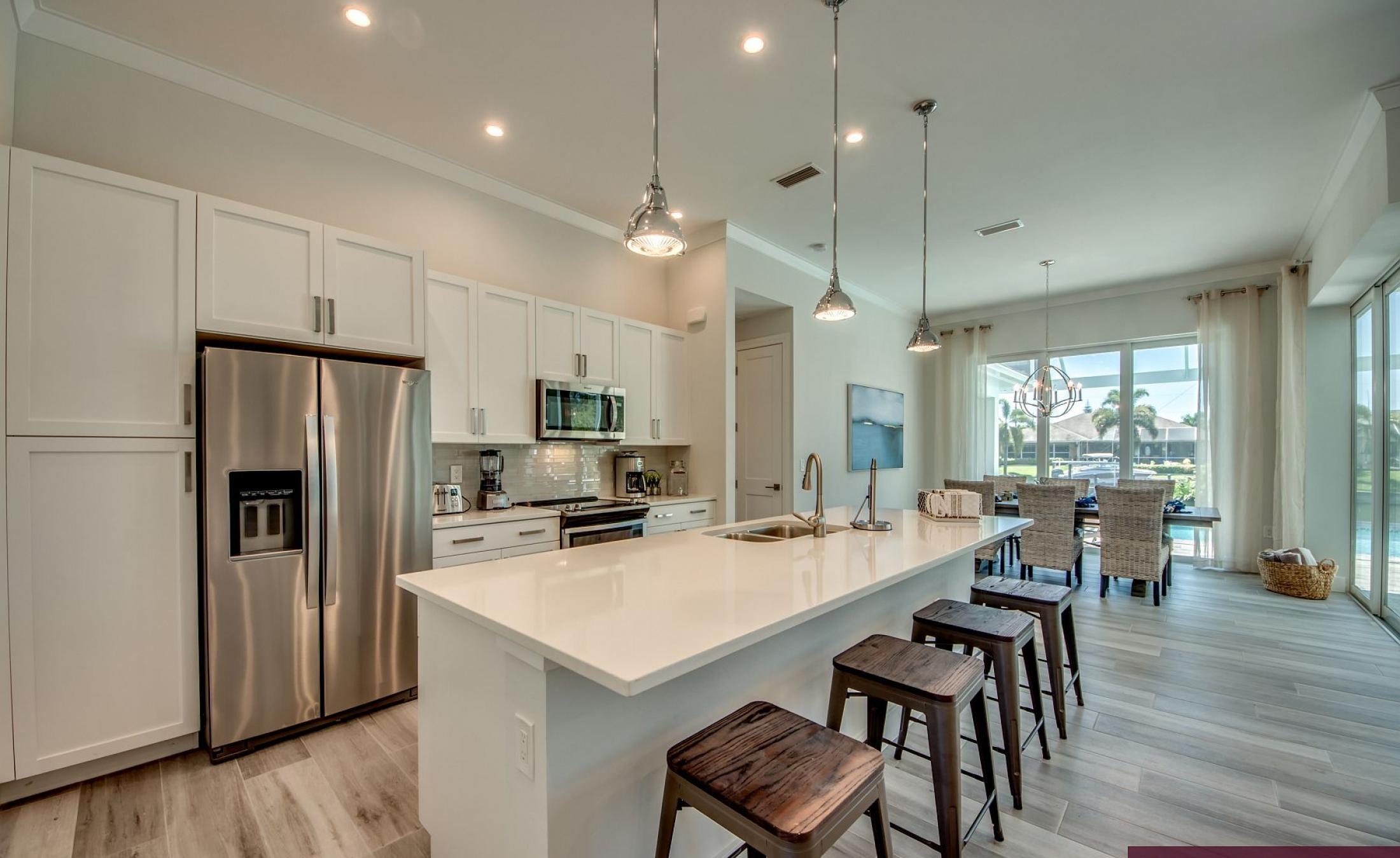 Beheizbarer Pool mit Spa und Blick auf den Kanal.