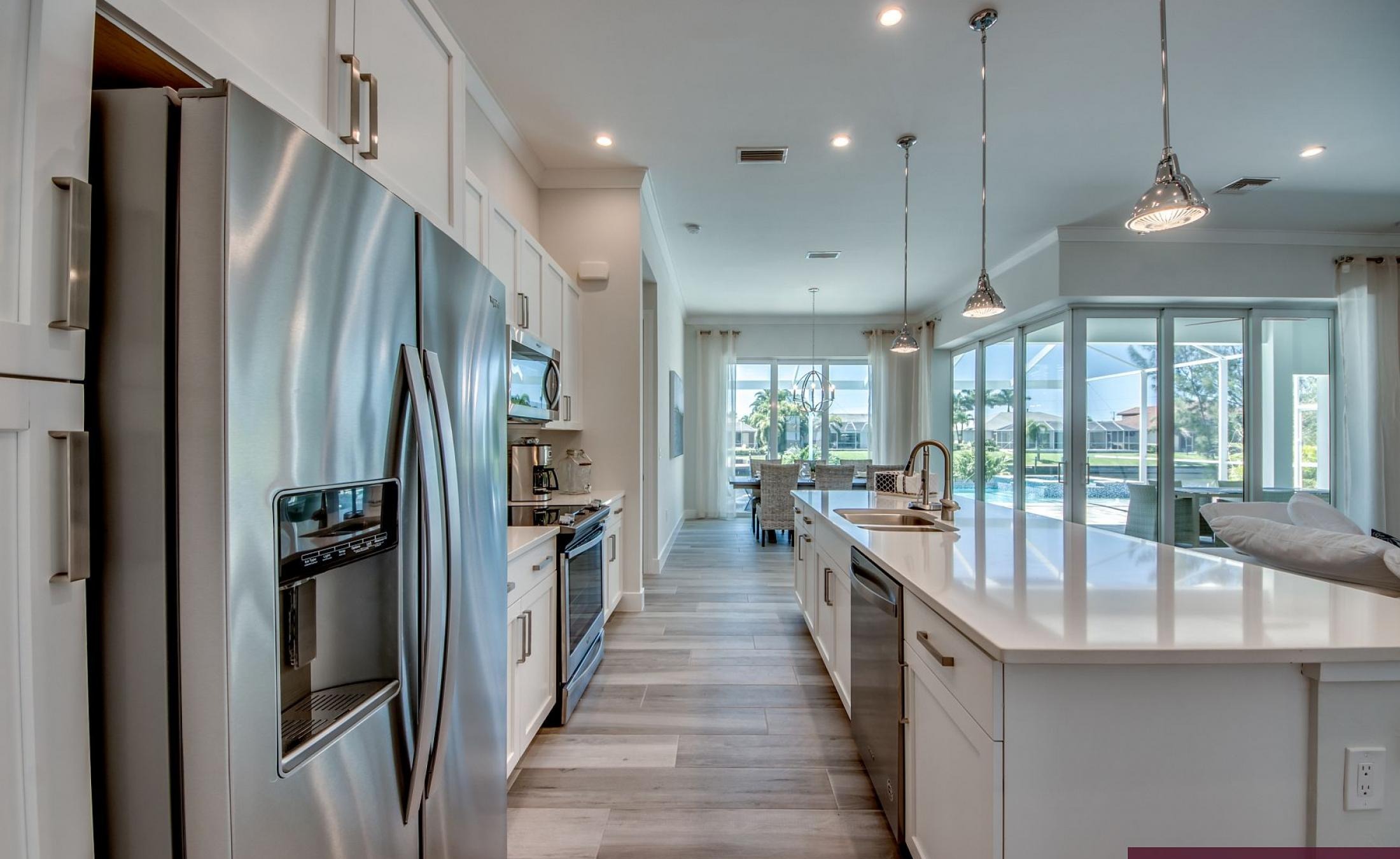 Beheizbarer Pool am Kanal mit Blick aufs Wasser und privatem Bootsdock.