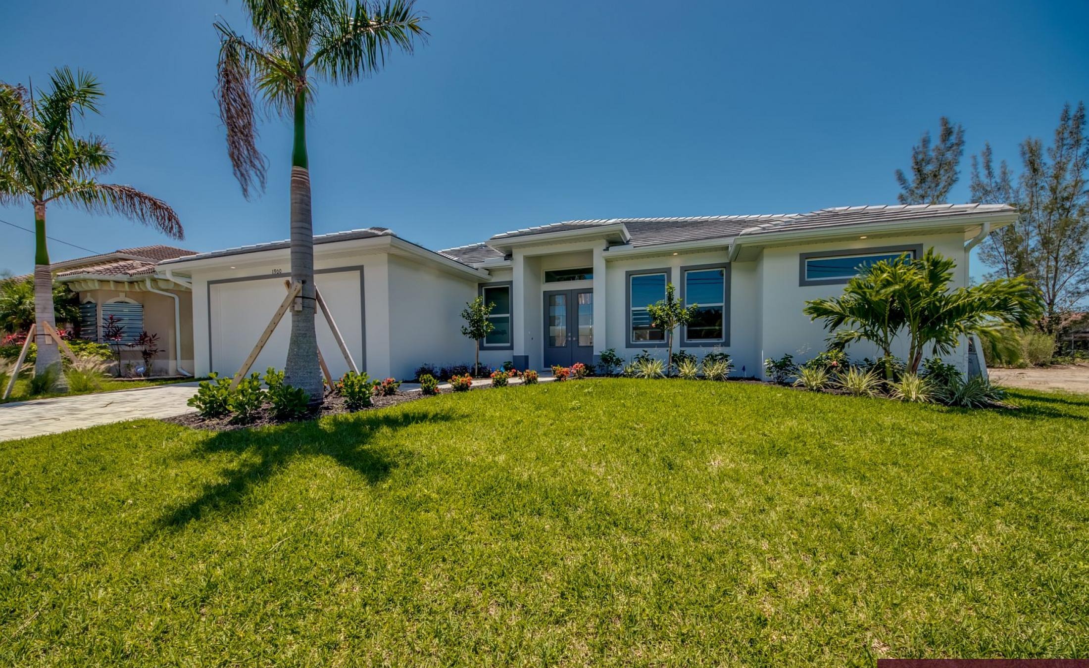 Moderne Villa am Kanal mit privatem Bootsdock, Pool und Spa in Südausrichtung.