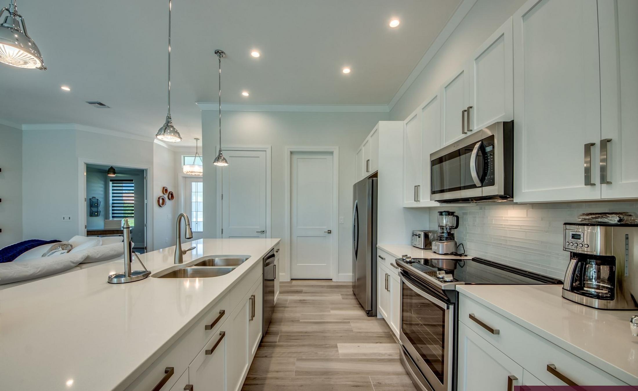 Beheizbarer Pool mit Spa und Blick auf den Kanal.