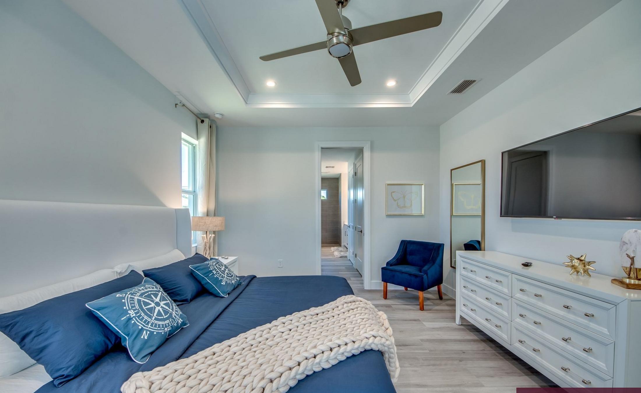 Moderne Villa am Kanal mit privatem Bootsdock, Pool und Spa.