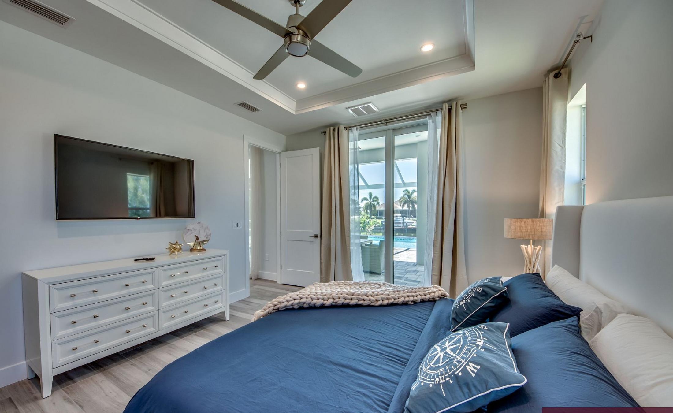 Moderner Poolbereich am Kanal mit Spa und privatem Bootsdock in Südausrichtung.