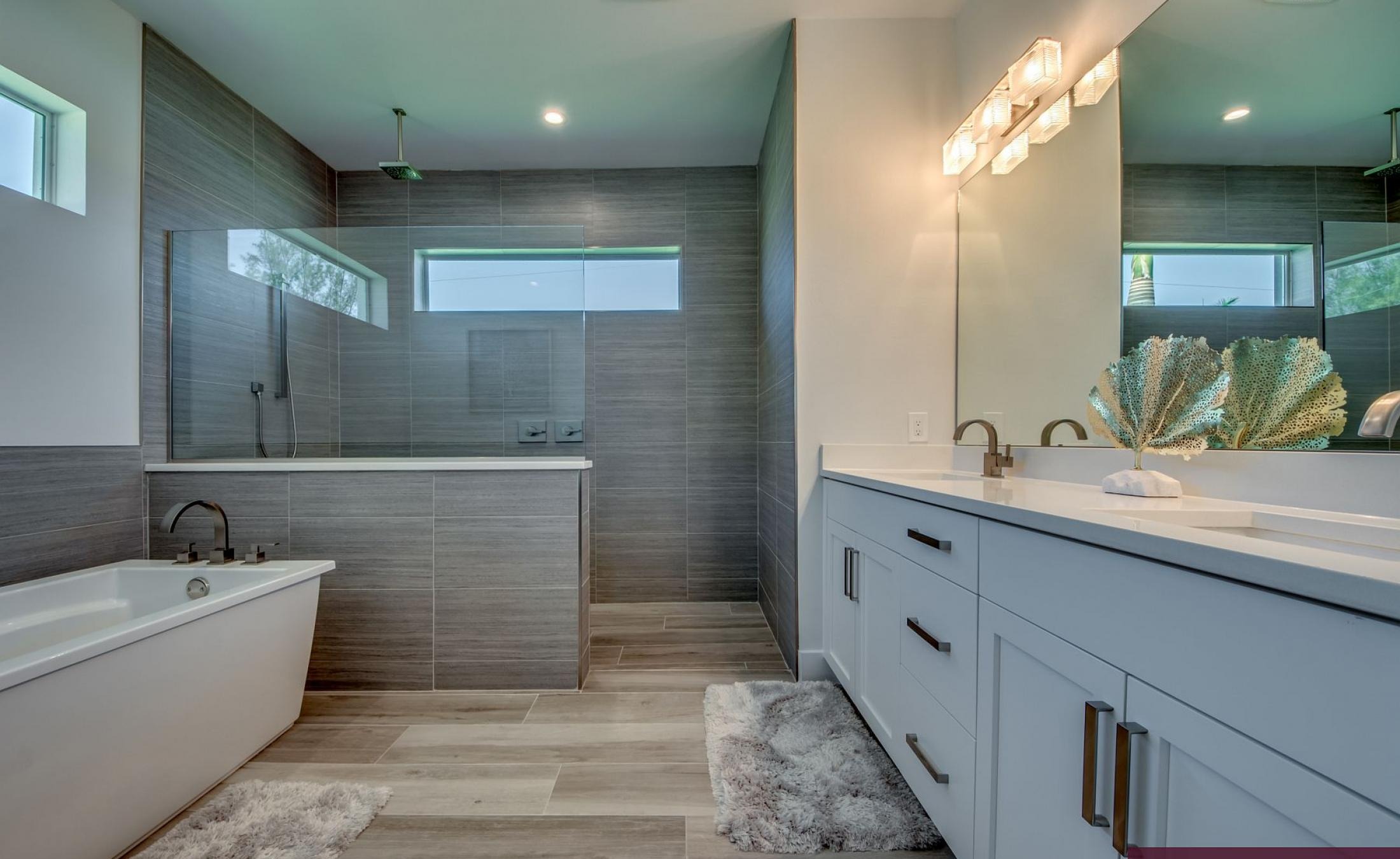 Sonniger Poolbereich am Kanal mit privatem Bootsdock und Blick aufs Wasser.