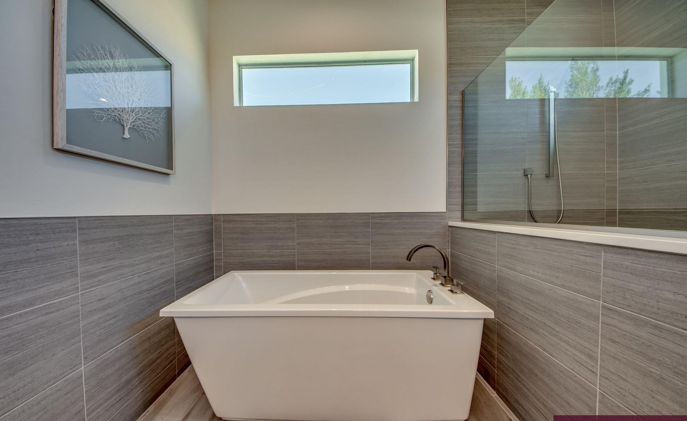 Moderne Villa am Kanal mit privatem Bootsdock, Pool und Spa in Südausrichtung.