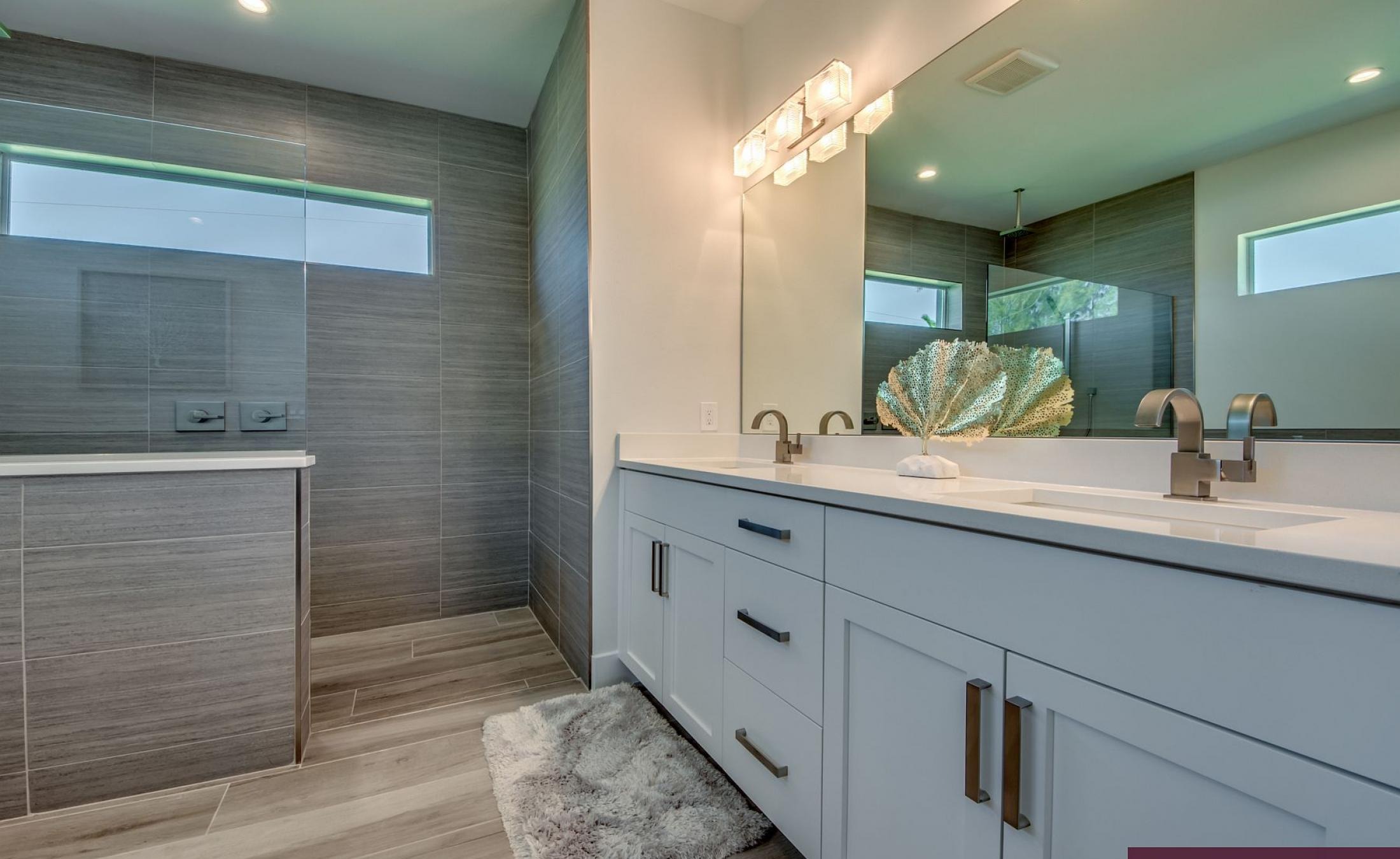 Moderne Villa am Kanal mit privatem Bootsdock, Pool und Spa.