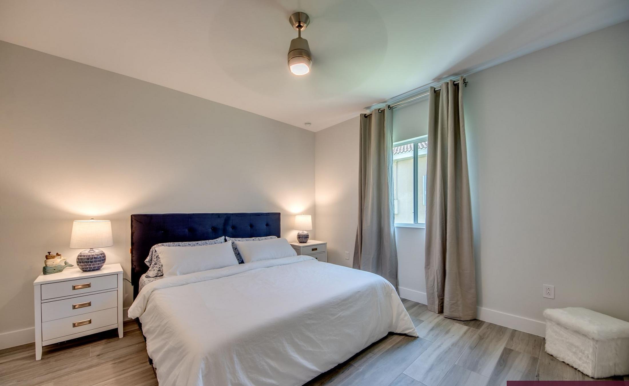 Blick auf den Kanal mit privatem Bootsdock und Poolbereich in Südausrichtung.